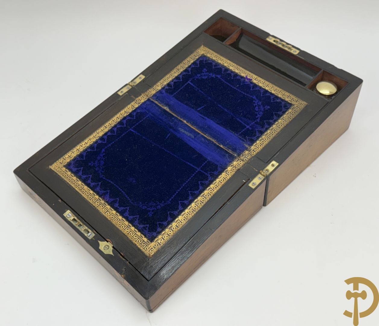 Schrijfbox in wortelnotehout met marquetterie en bovenaan een parelmoer plakkette + Japanse zwartgelakte openklapbare schrijfbox met verguld geanimeerd decor