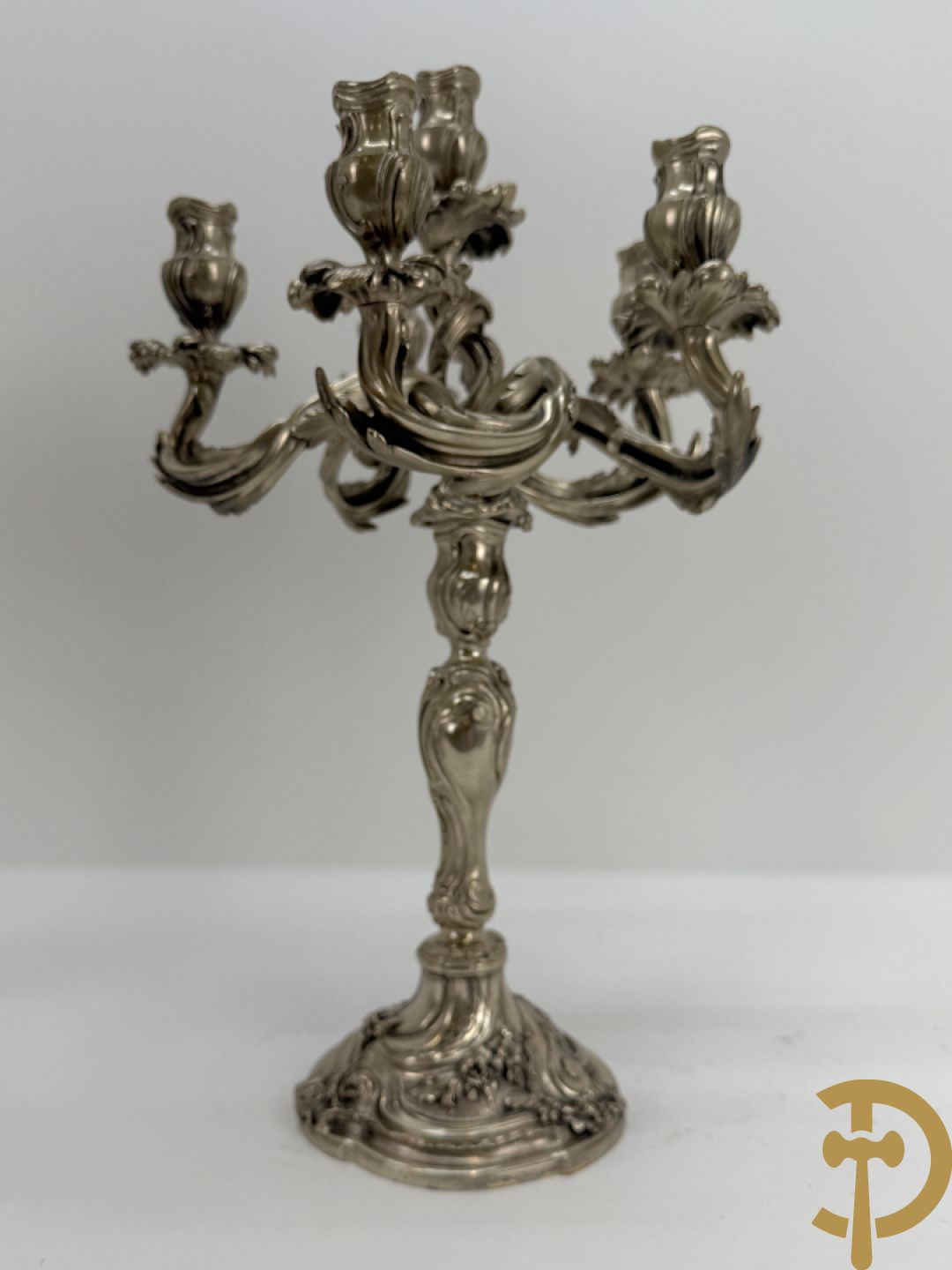 Paar massief zilveren getorste zesarmige kandelaars met Louis XV motieven, met import stempel 