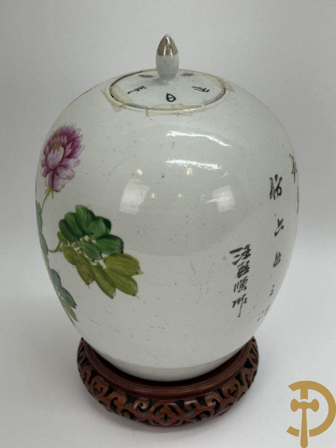 Chinese porseleinen ballustervormige vaas, King Long  + 2 porseleinen bordjes met bloemendecor + 2 bordjes met vazen- en bloemendecor + kopje en schoteltje Imari + dekselpotiche met vogel en bloemendecor
