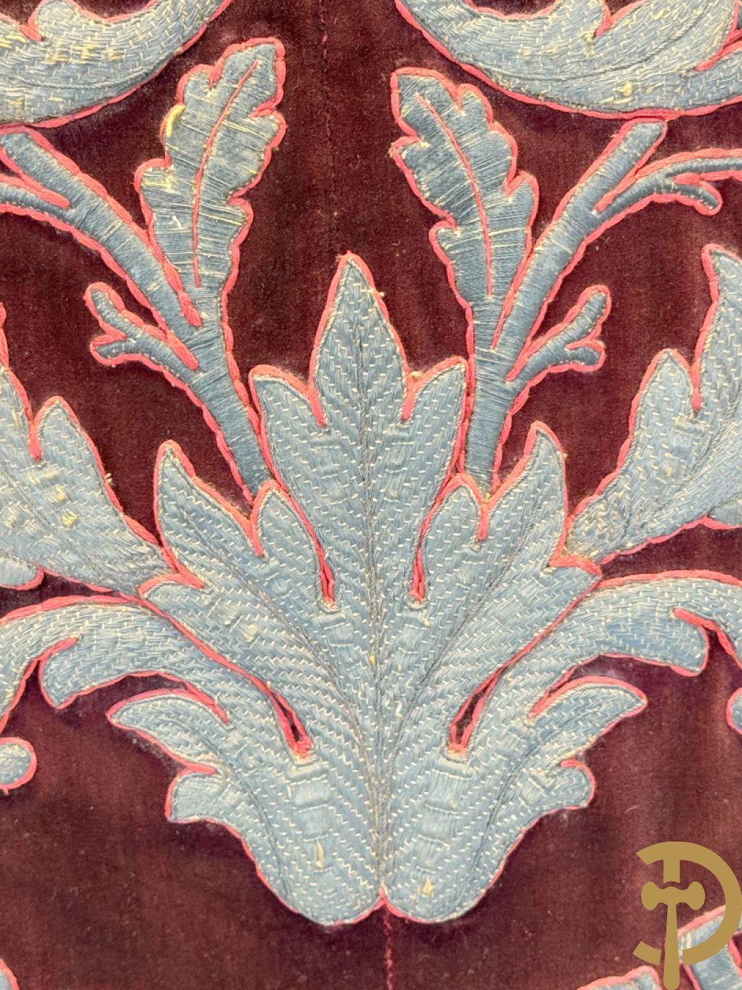 Processiebannier met bordeaux vaandel bezet met goudbrocaat van accanthusranken, Wortegem 1878, centraal handbeschilderd medaillon met voorstelling van Franciscus Xaverius - gehouden door verguld houtgesculpteerd ornament