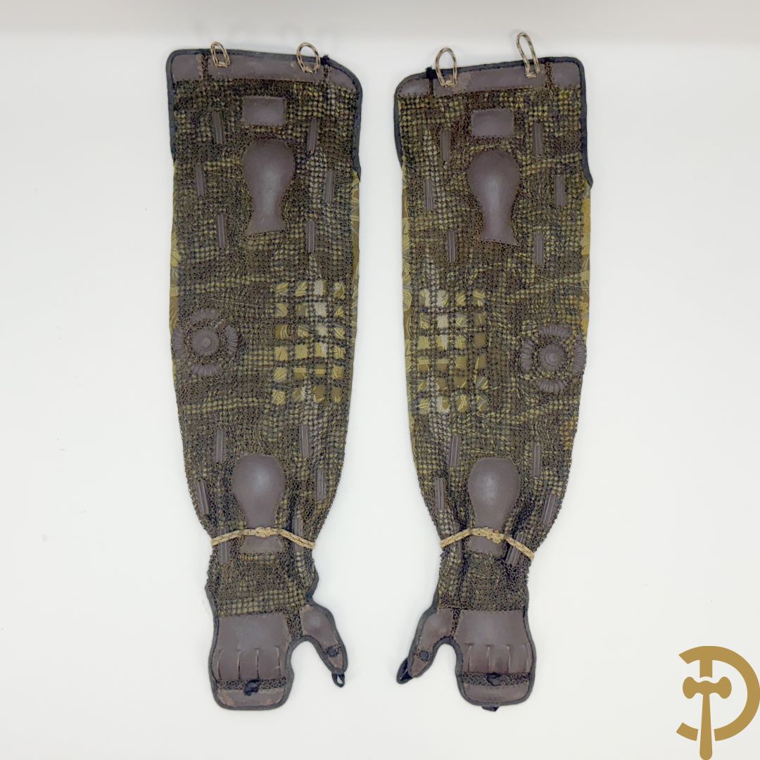 Paar Japanse mouwen met metalen filigraanwerk van een Samourai kostuum, Edo periode