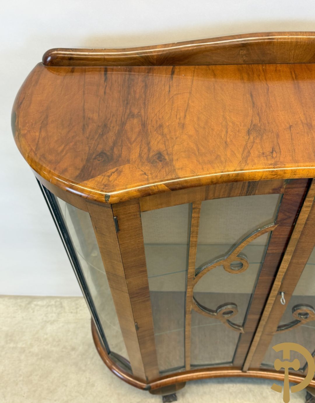 Engelse wortelnotehouten Art Deco vitrine op klauwepoten