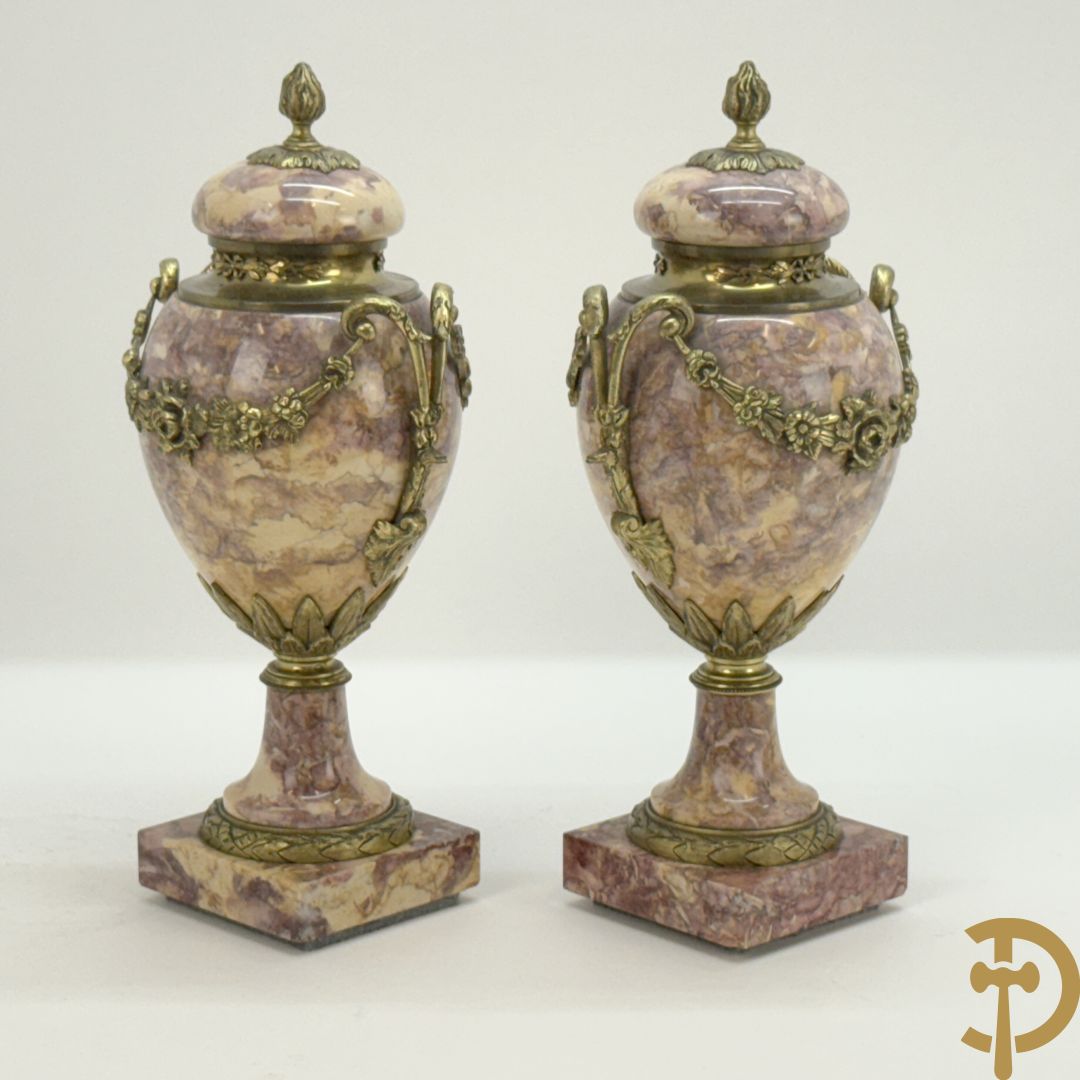 Paar marmeren cassolettes bezet met bronzen bloemenguirlandes