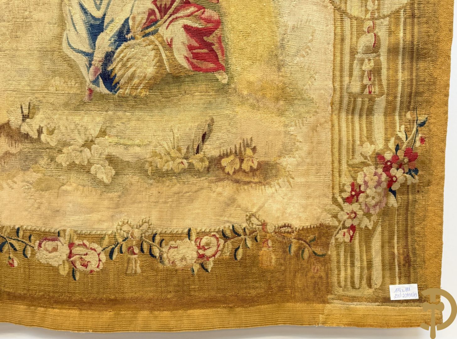 Handgeweven wandtapijt met centraal decor van dames in landschap met de oogst omgeven door bloemenguirlandes