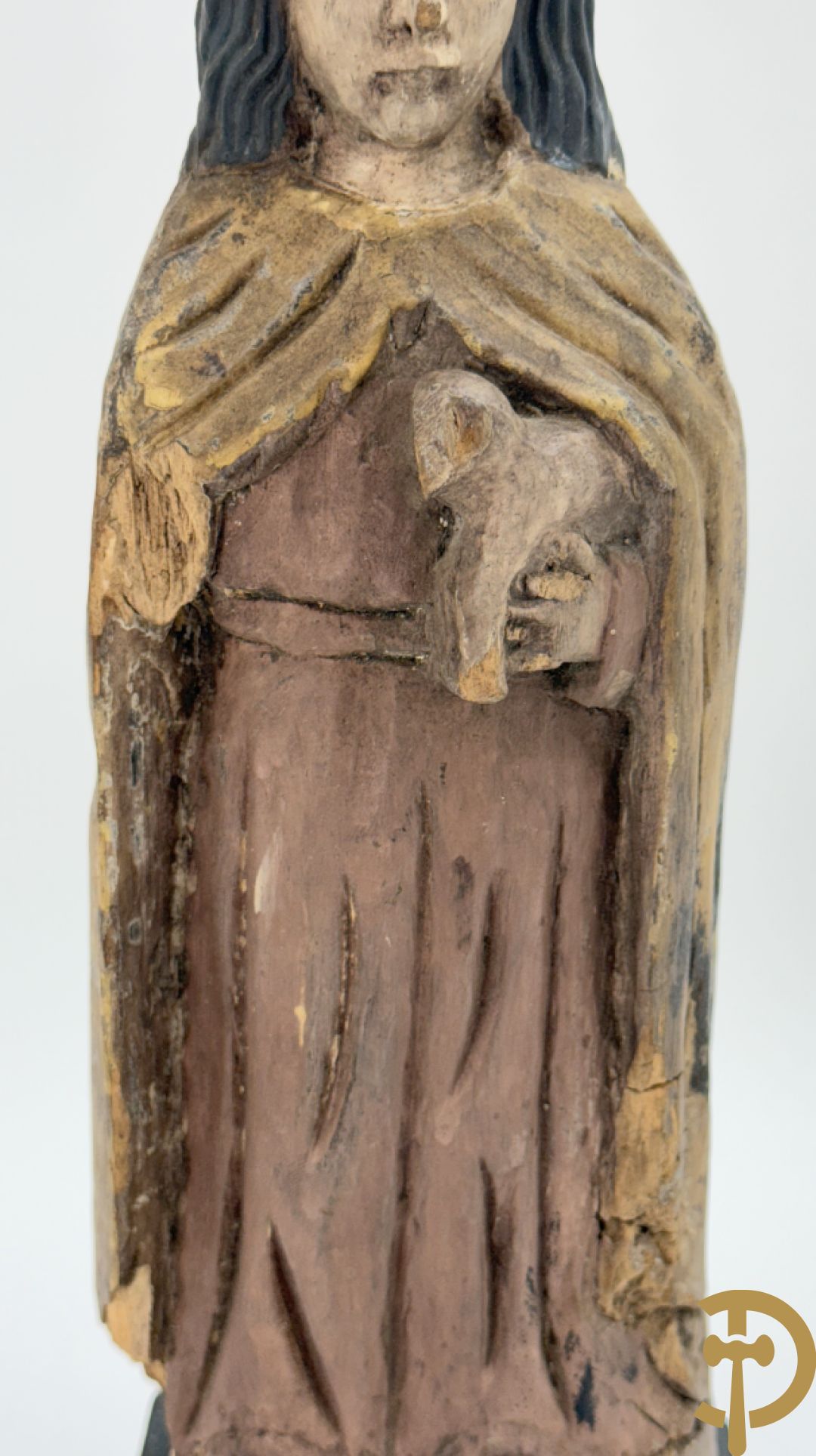Volkse houtsculptuur van Heilige figuur met lam