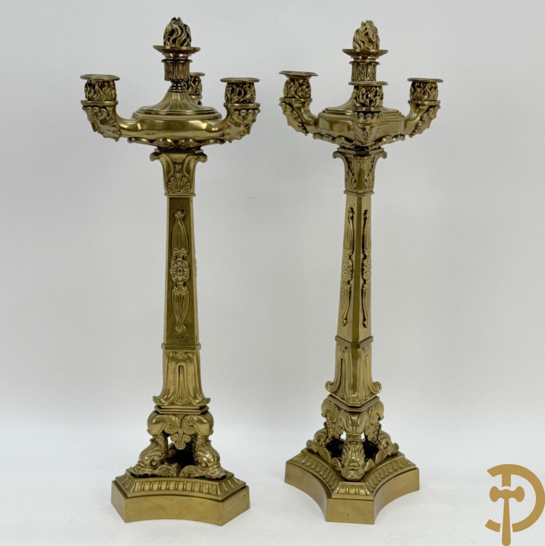 Paar bronzen 3-armige Empire kandelaars met flambeau bekroond