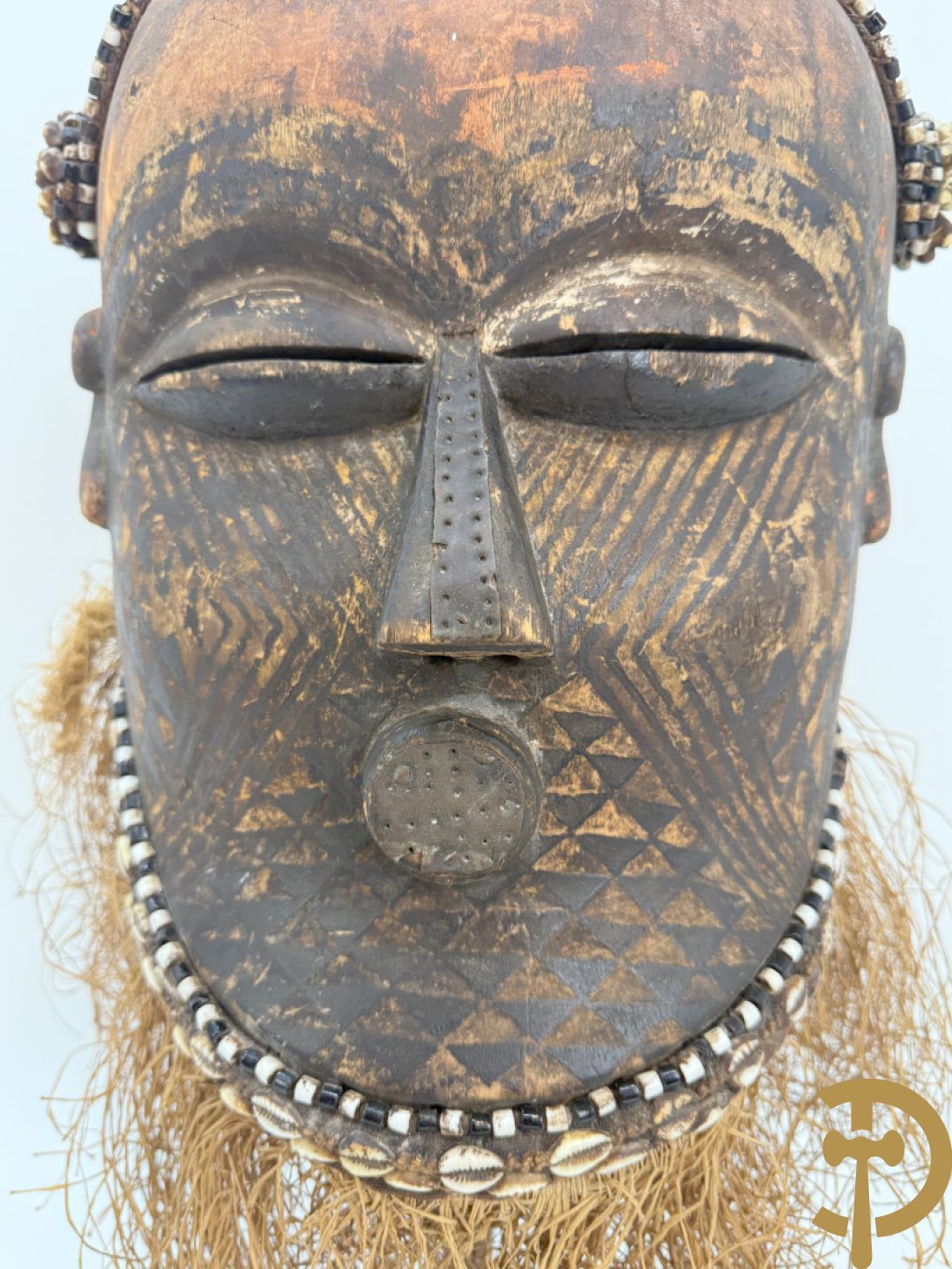 Afrikaans masker met symbolische beschildering, kralen en raffia