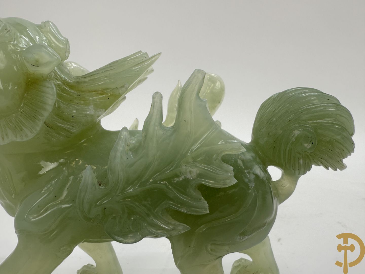 Drie Chinese handgestoken sculpturen van rammen en gevleugelde fo hond en in speksteen en jadeiet