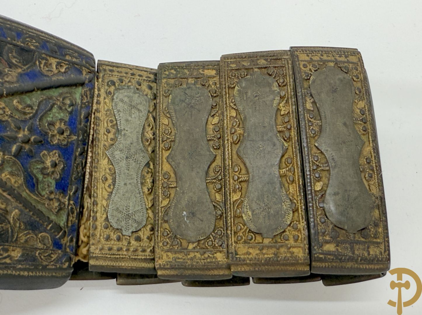 Gekleurde metalen riem met koperen lemmetten en bronzen sluiting