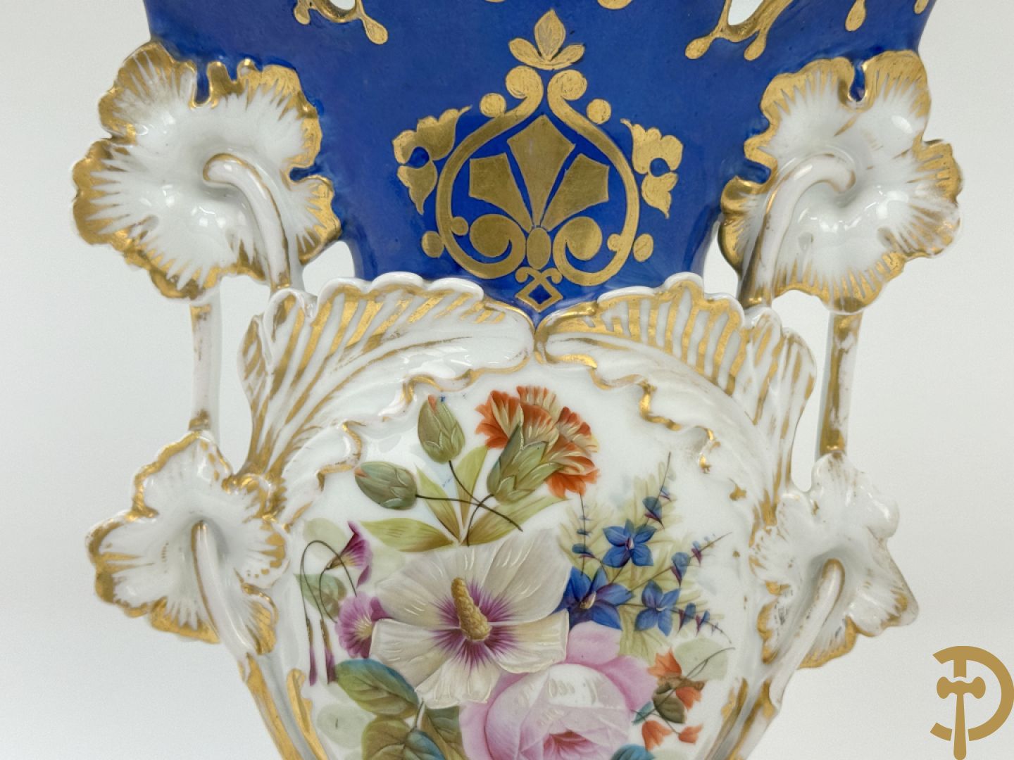 Paar Vieux Paris cornetvazen met handbeschilderd bloemendecor + Vieux Paris cornetvaas met decor van elegante dame