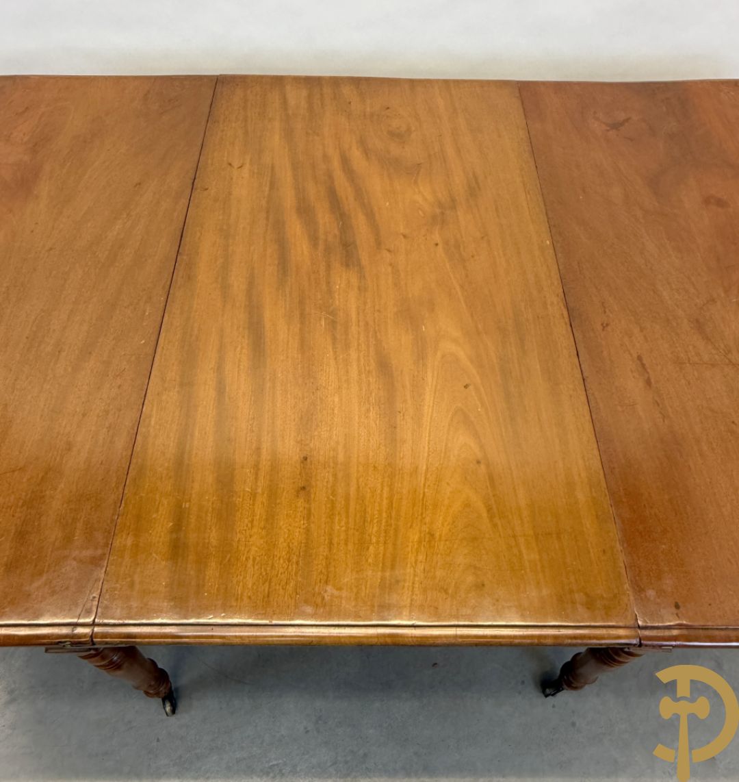 Engelse mahoniehouten tafel op 8 ballusterpoten (met 2 verlengstukken)