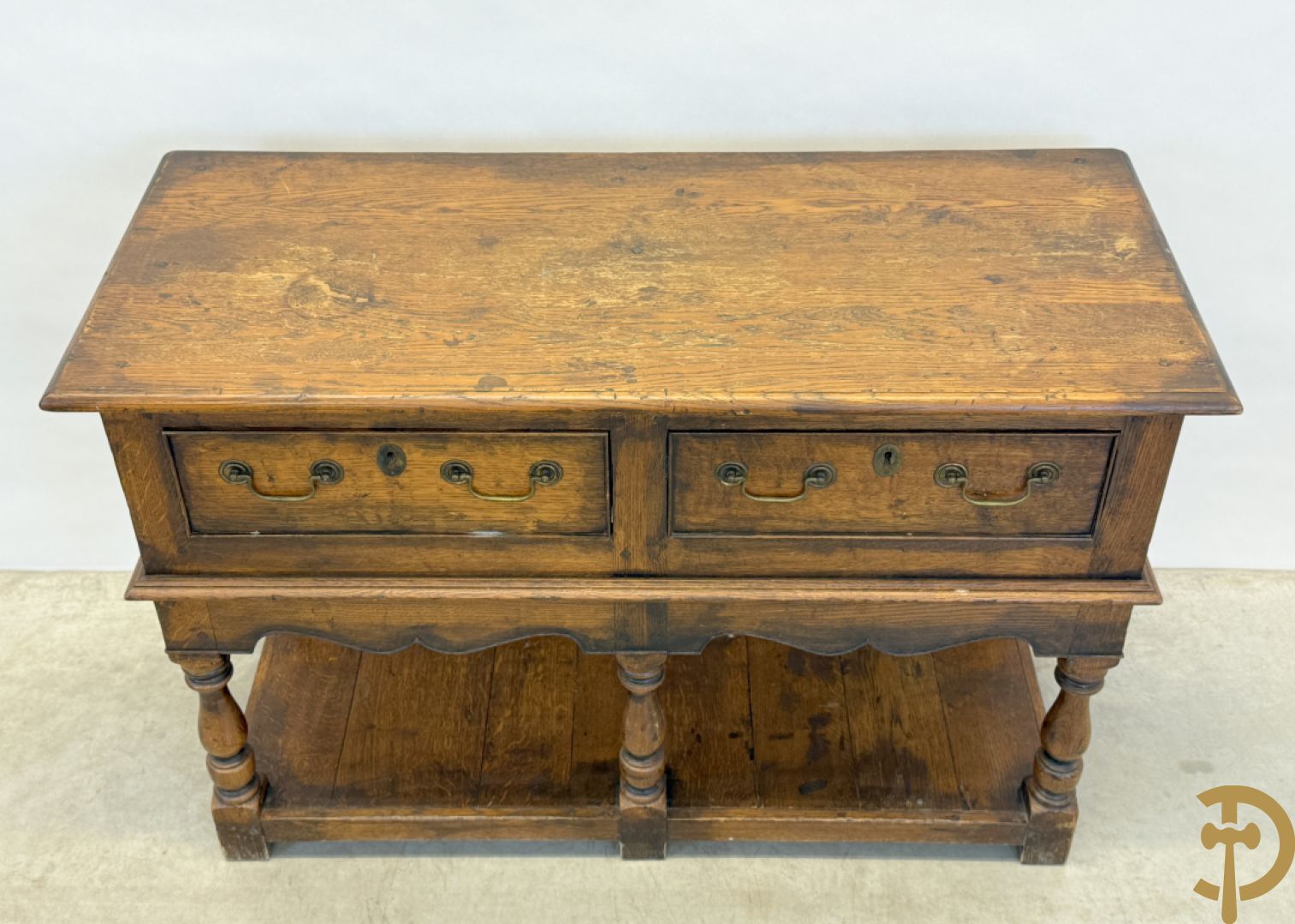 Massief eiken Engelse side board met 2 lades, op ballusterpoten