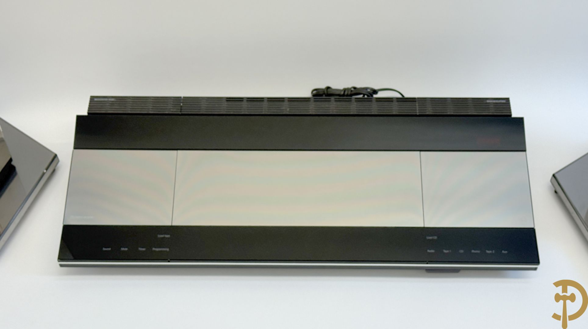 Design muziekinstallatie B & O Beocenter 9500 met bijhorende toren luidsprekers type 6611