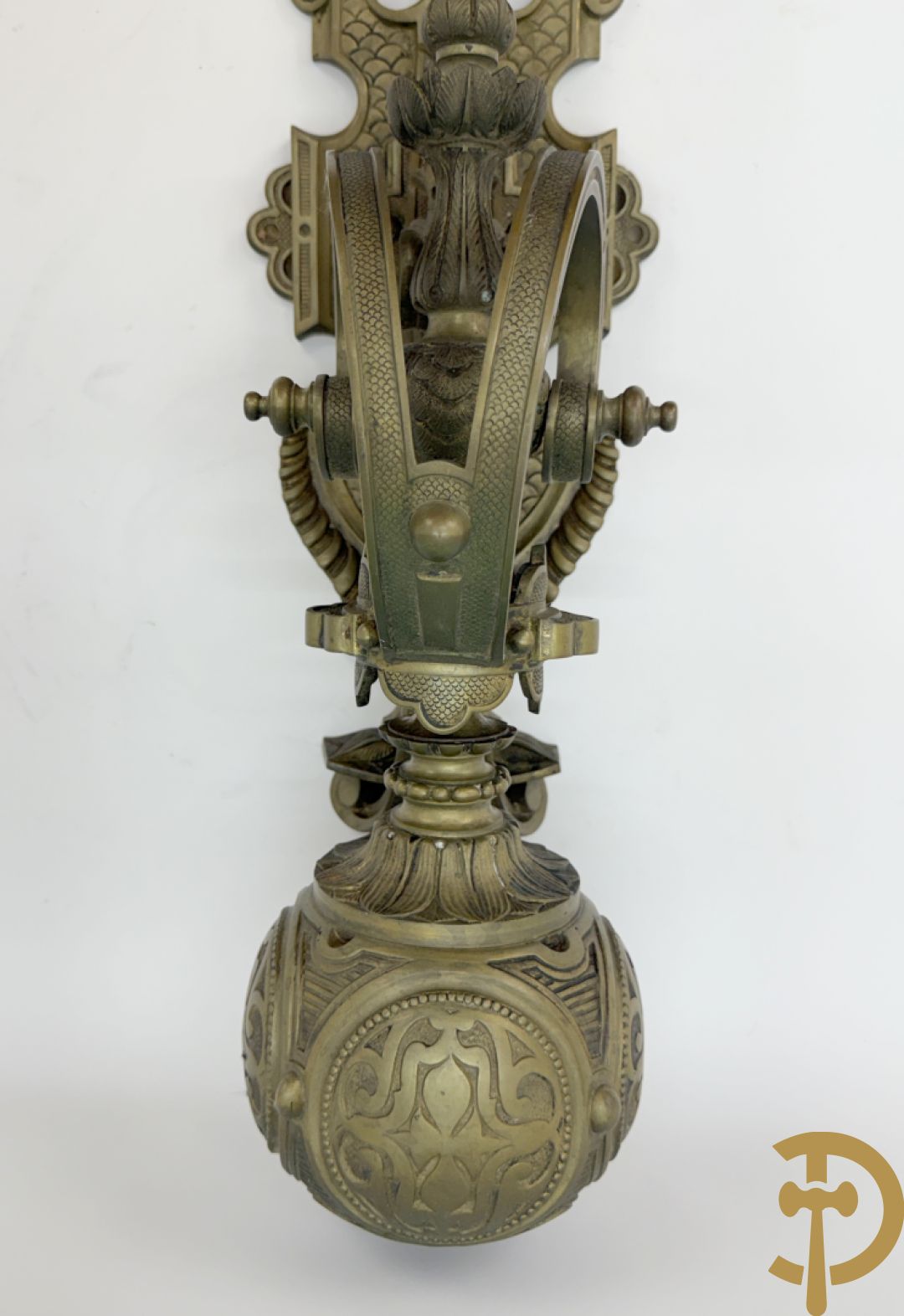 Bronzen wandappliek met accanthusranken en fruitmotieven