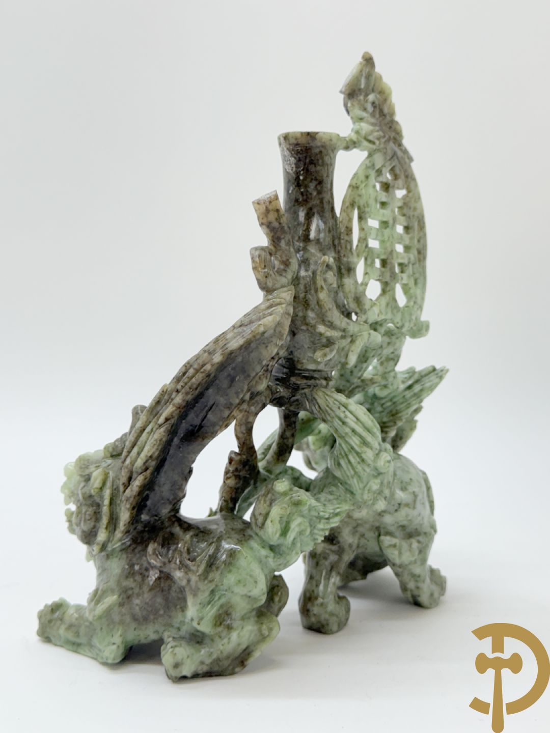 Sculptuur in speksteen van natuurtafereel met vogels en pioenrozen + speksteen sculptuur tafereel van 2 fo honden en vaas