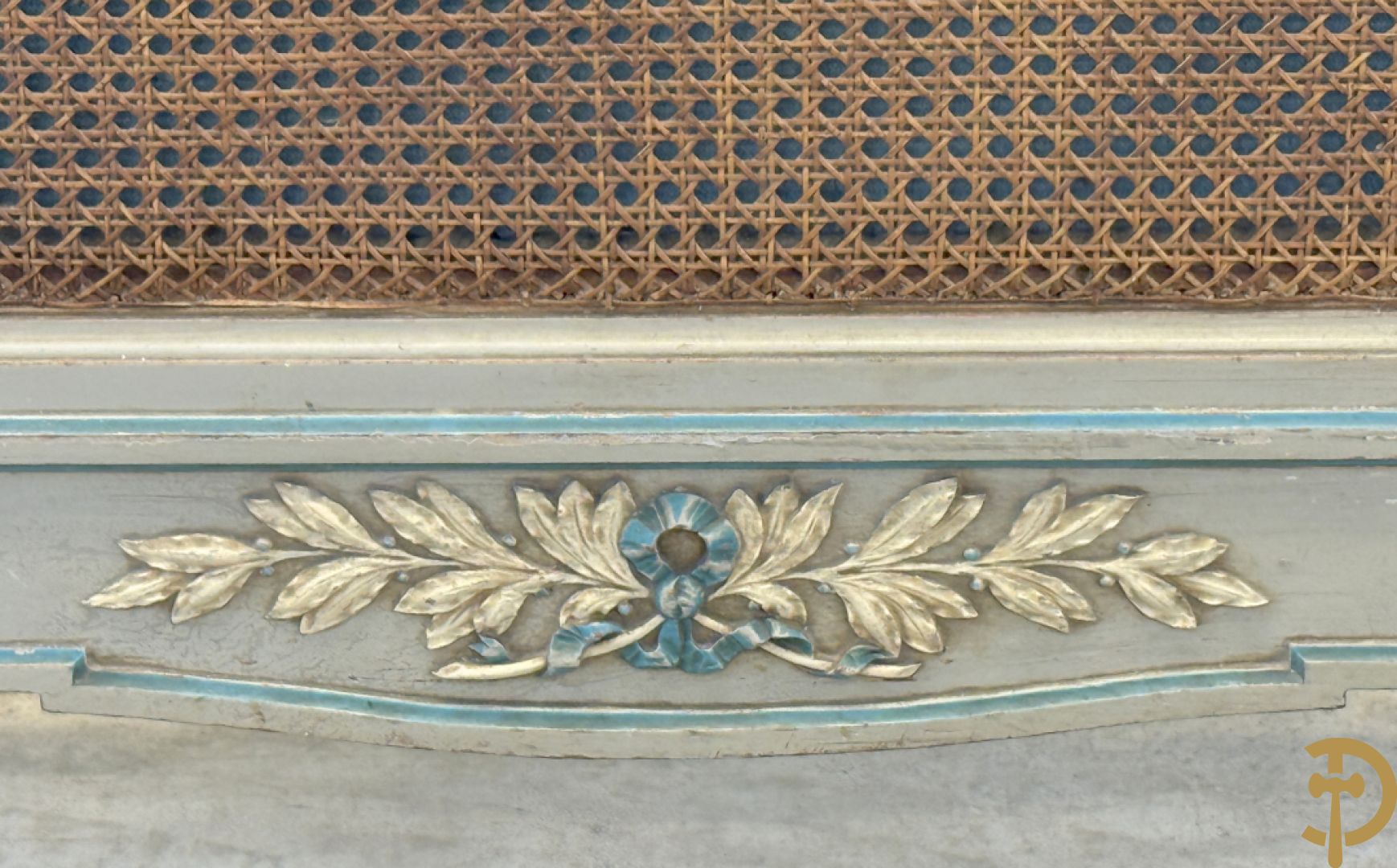 Gepatineerd Louis XVI bed met cannage en guirlandes + 2 muurconsoles met cannage en marmeren blad