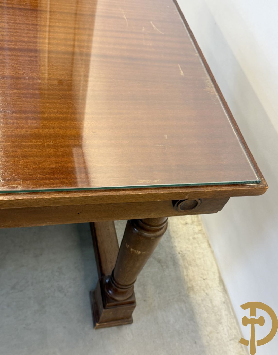Notelaren tafel met glazen blad op vier ballustervormige poten - bezet met bollen op de zijkant