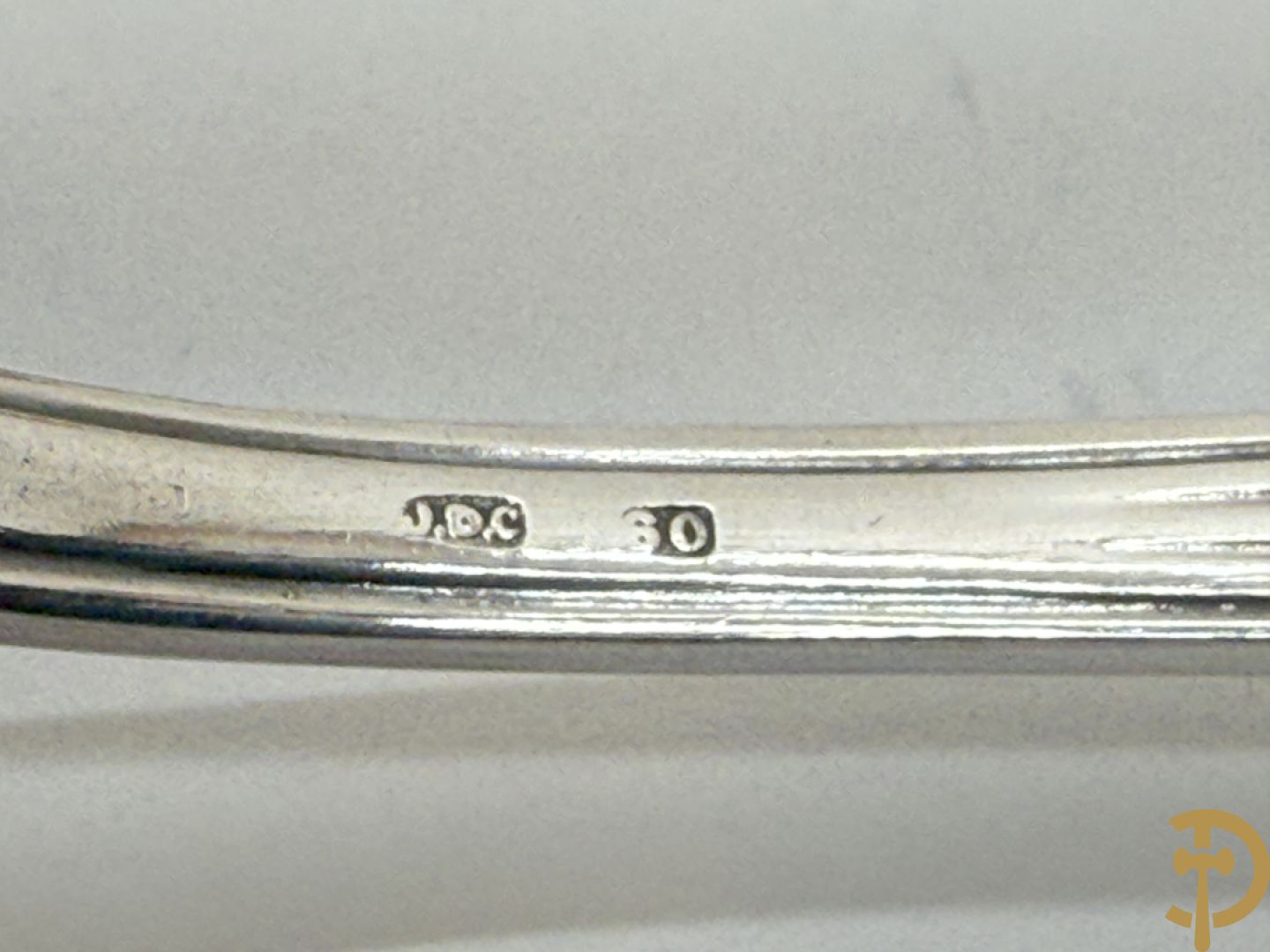 Verzilverd wildbestek in etui + 2 slacouverts gemerkt Christofle + 4 taartscheppen + 18 messen + suikertang