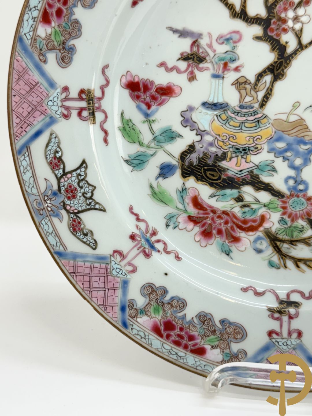 Chinese porseleinen ballustervormige vaas, King Long  + 2 porseleinen bordjes met bloemendecor + 2 bordjes met vazen- en bloemendecor + kopje en schoteltje Imari + dekselpotiche met vogel en bloemendecor