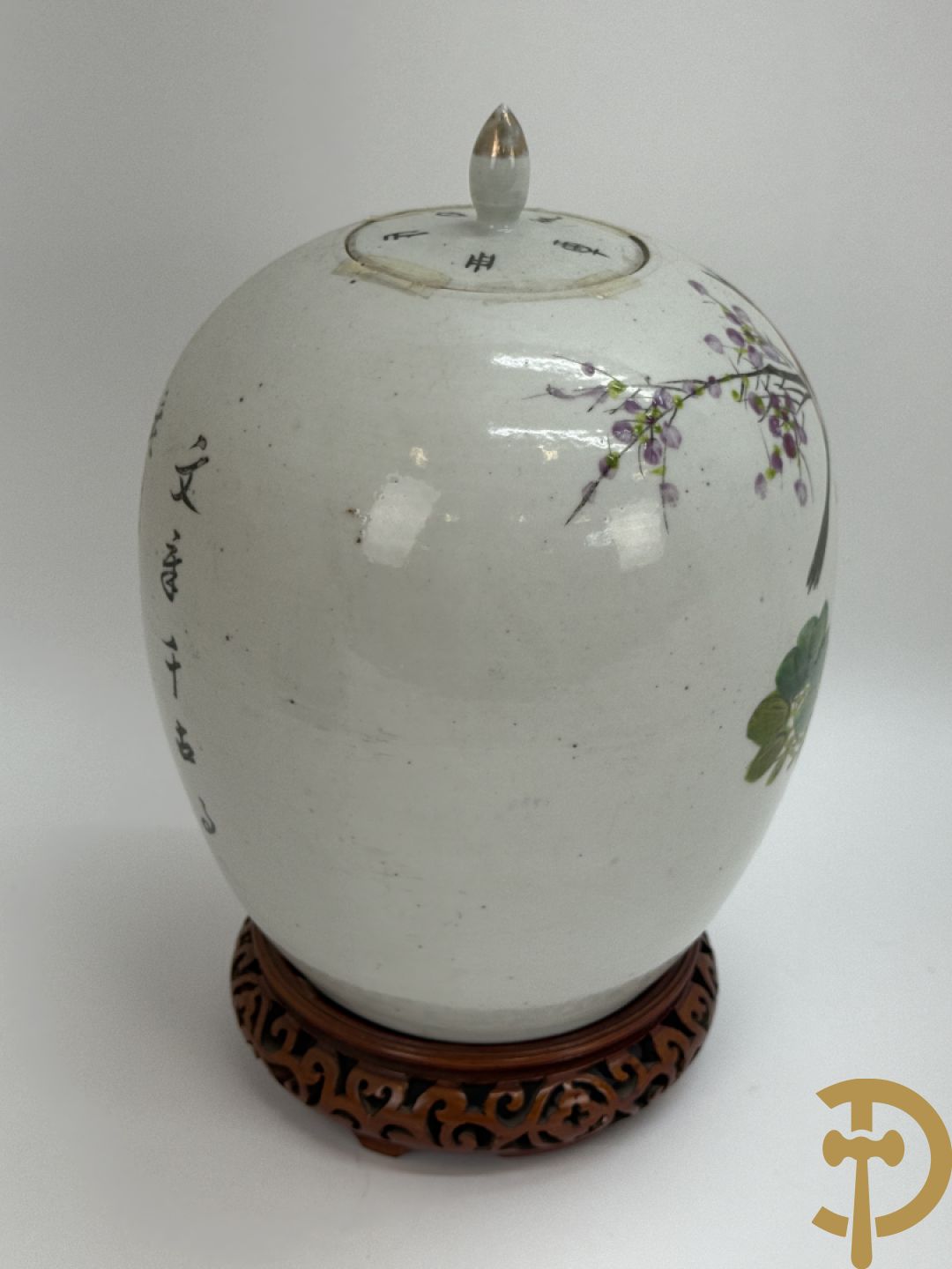 Chinese porseleinen ballustervormige vaas, King Long  + 2 porseleinen bordjes met bloemendecor + 2 bordjes met vazen- en bloemendecor + kopje en schoteltje Imari + dekselpotiche met vogel en bloemendecor