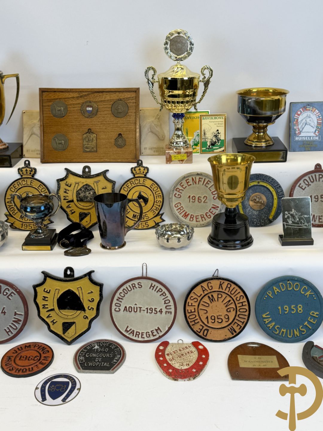 Verzameling memorabilia van paardenrennen, trofeeën en bekers