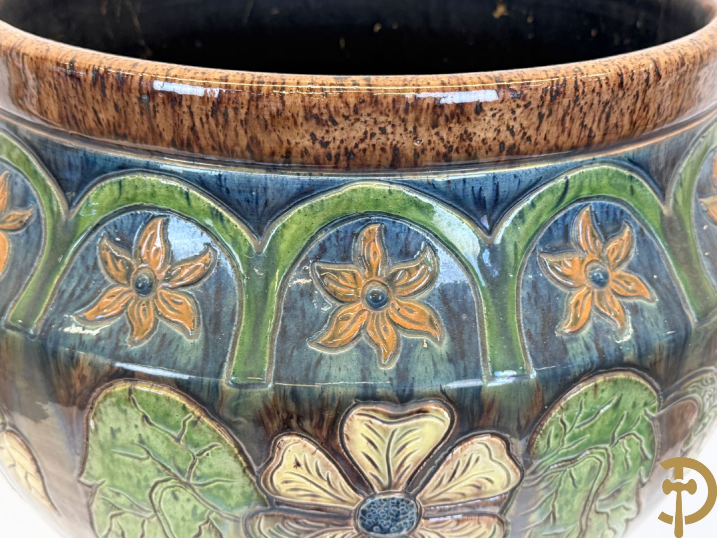 Vlaams aardewerken cachepot op zuil, bovenaan met bloemendecor en onderaan met decor van huizen, bomen en kerkzicht