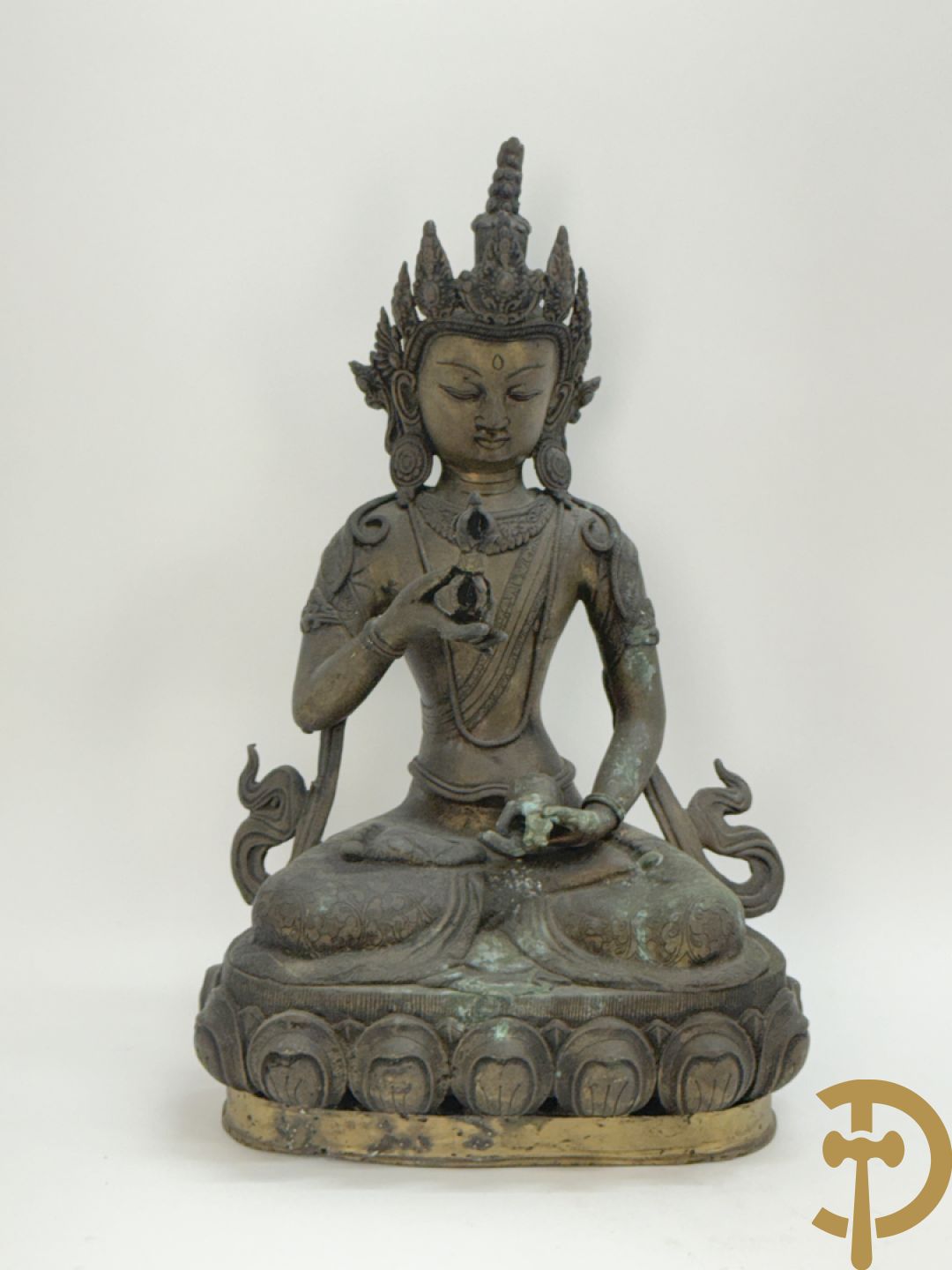Bronzen neergezeten Boedha