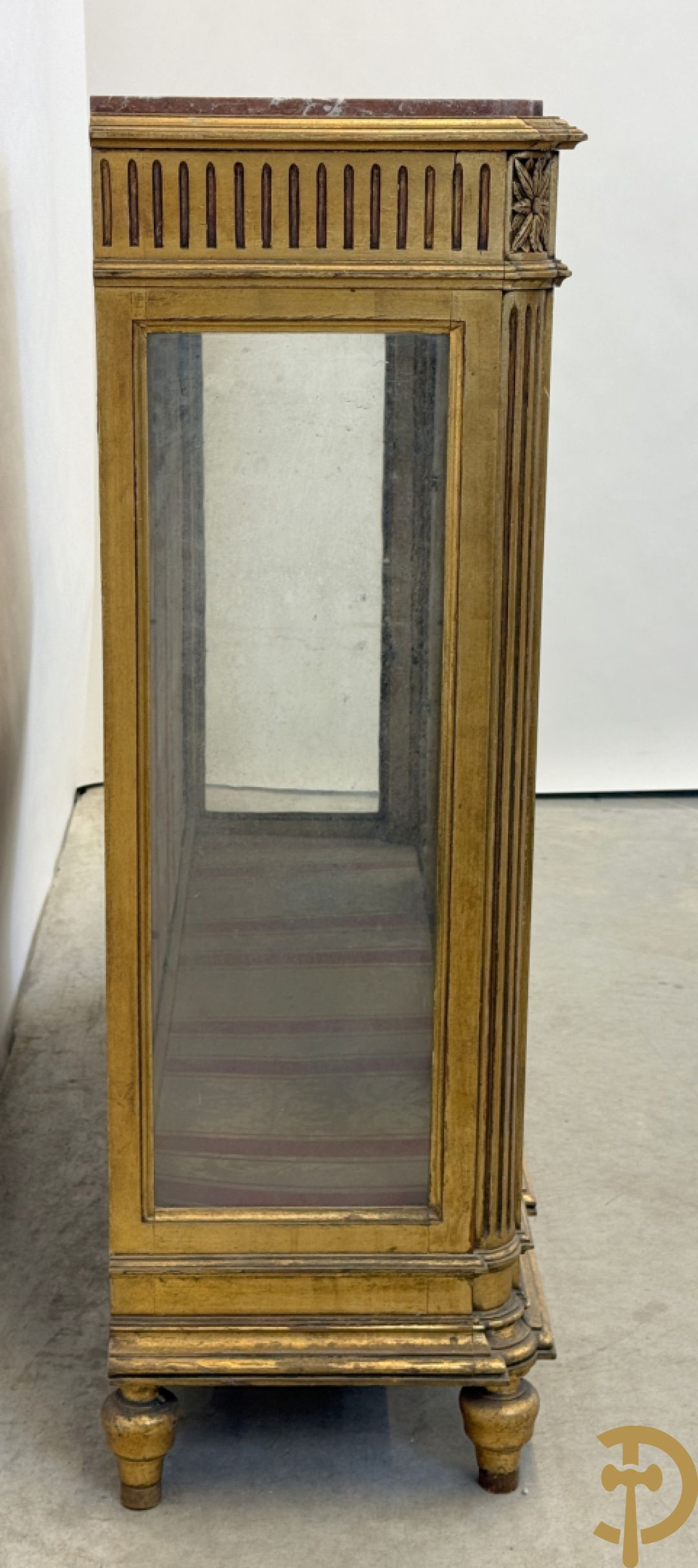 Vergulde Louis XVI vitrine met 3 deuren, cannelures en guirlandes - bovenaan met marmeren blad
