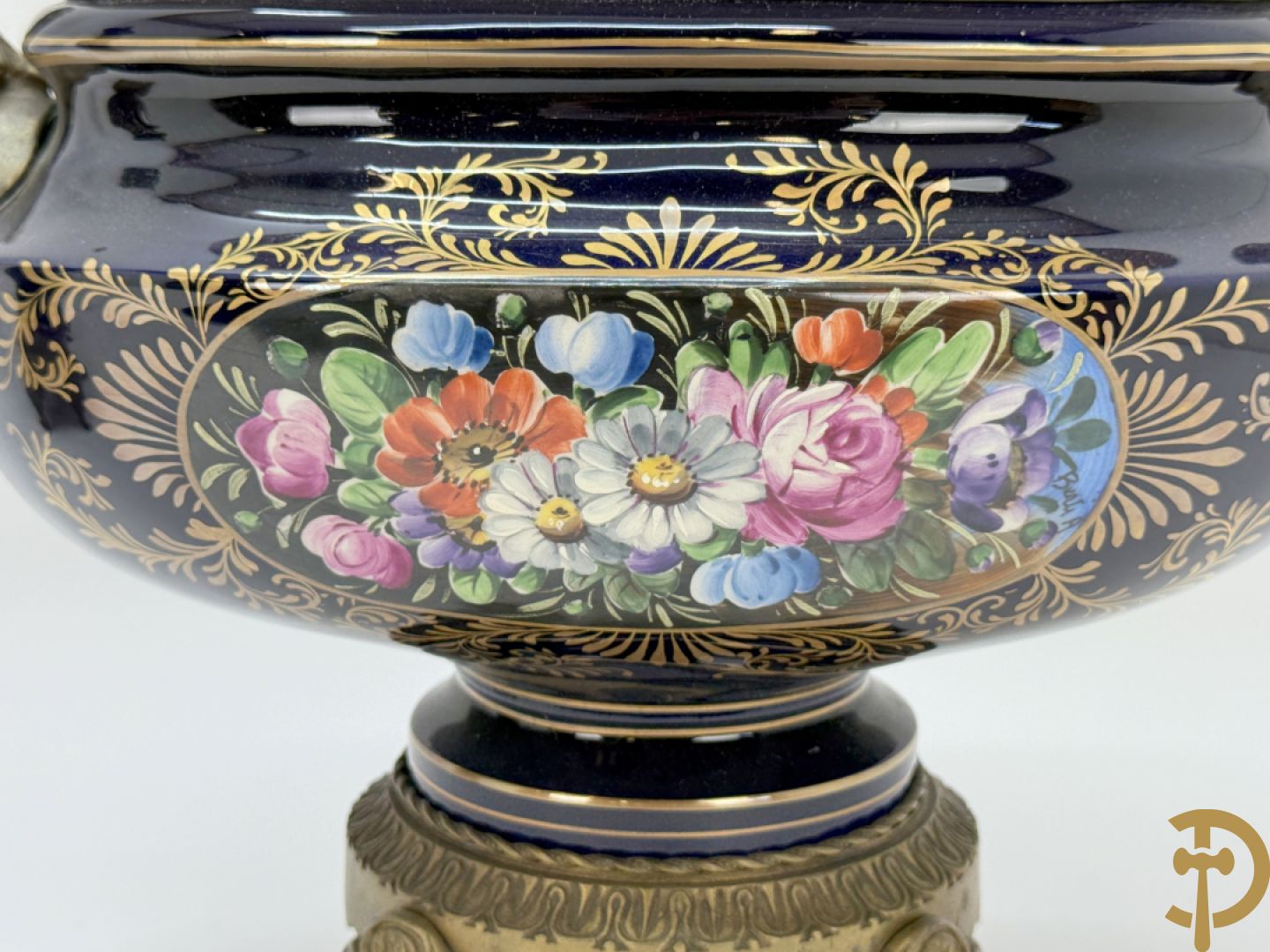 Driestel in kobaltblauw porselein met handbeschilderd bloemendecor, Remi getekend