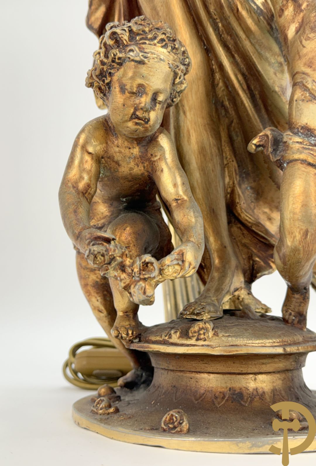 POITE getekend - Vuurverguld bronzen beeld van dame met kinderen houdende een toorts, achteraan 5 lichtpunten