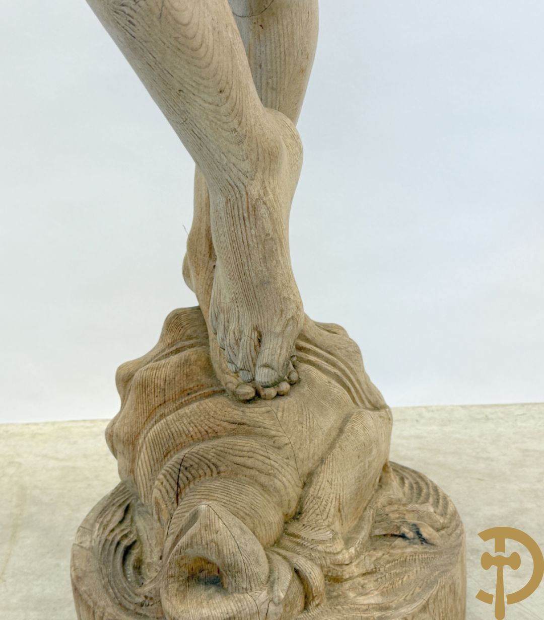Houtgesculpteerde fluitspelende cupido staande op schelp