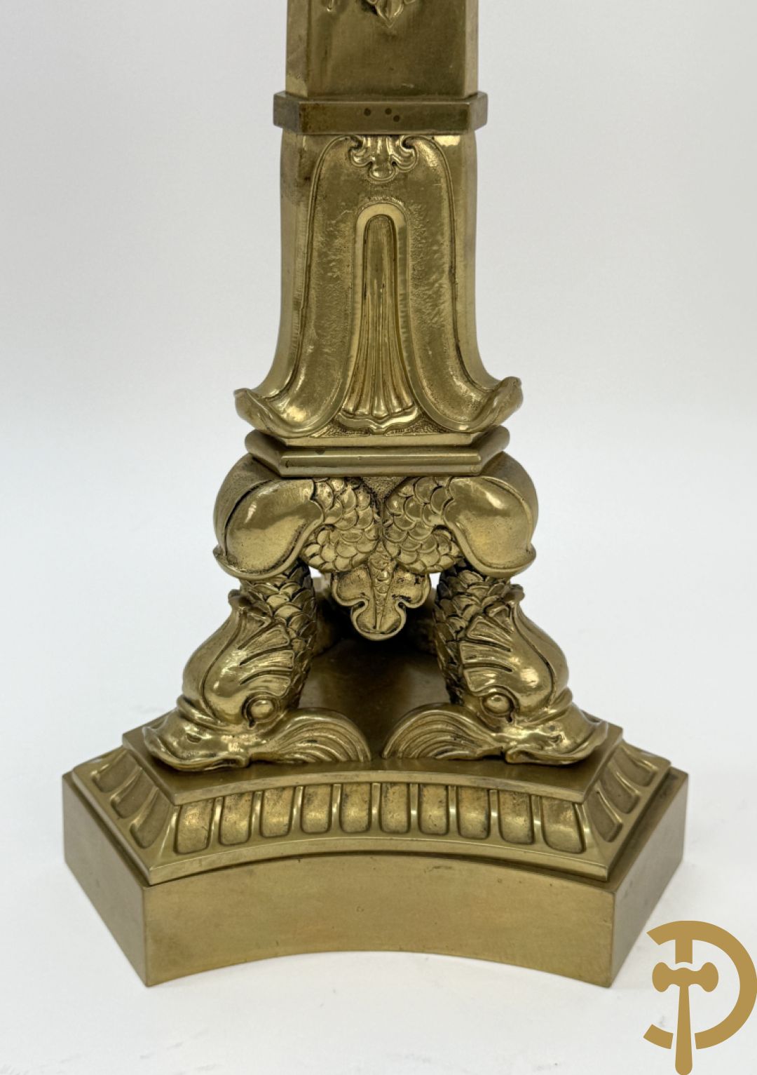 Paar bronzen 3-armige Empire kandelaars met flambeau bekroond