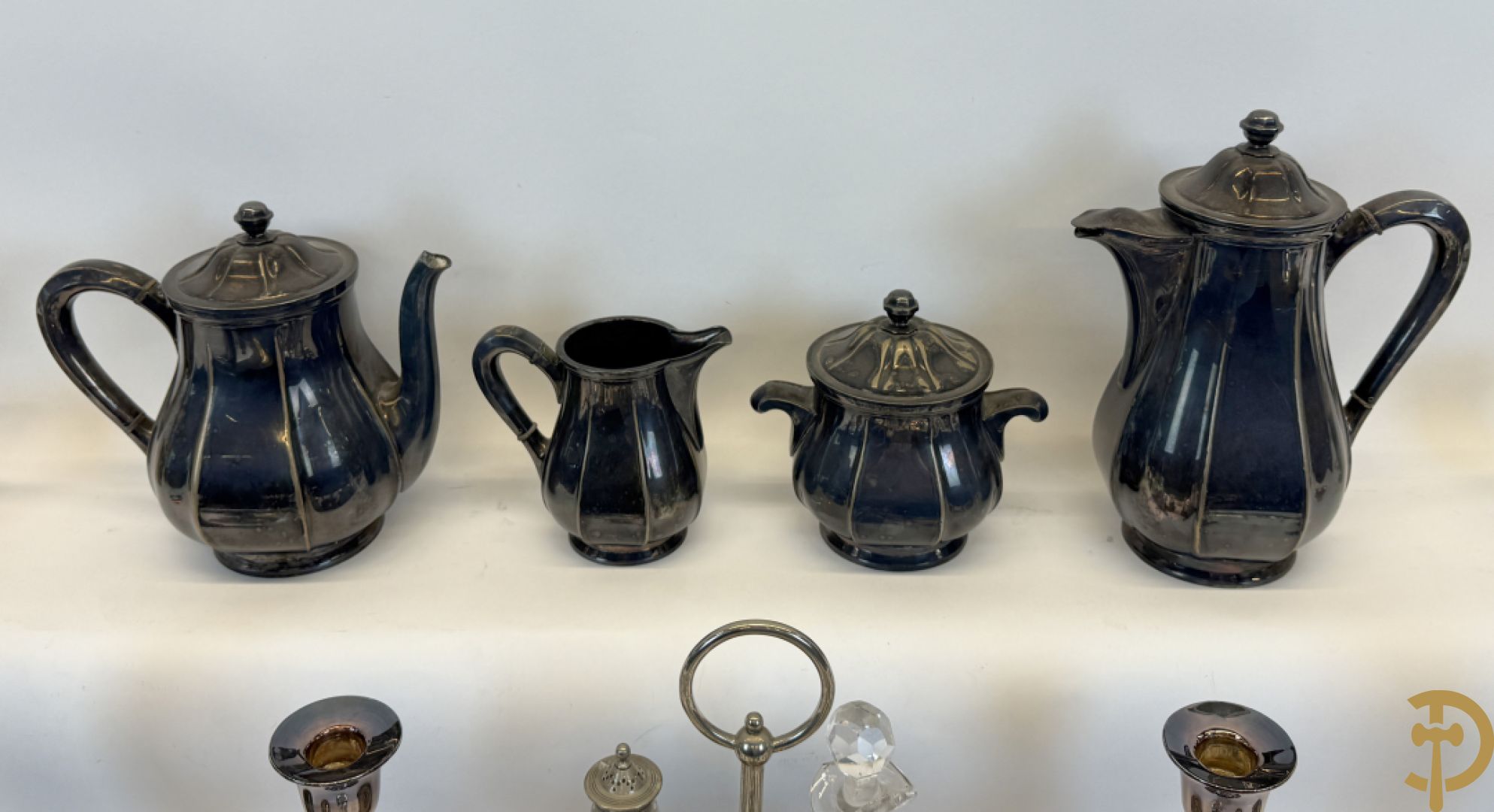 Koffieset Whiskemen (suikerpot met bluts) + Zes verzilverde kandelaars + verzilverde ijscoupes + verzilverde koffiefilters + olie- en azijnstel + verzilverde suikerstrooier e.a.