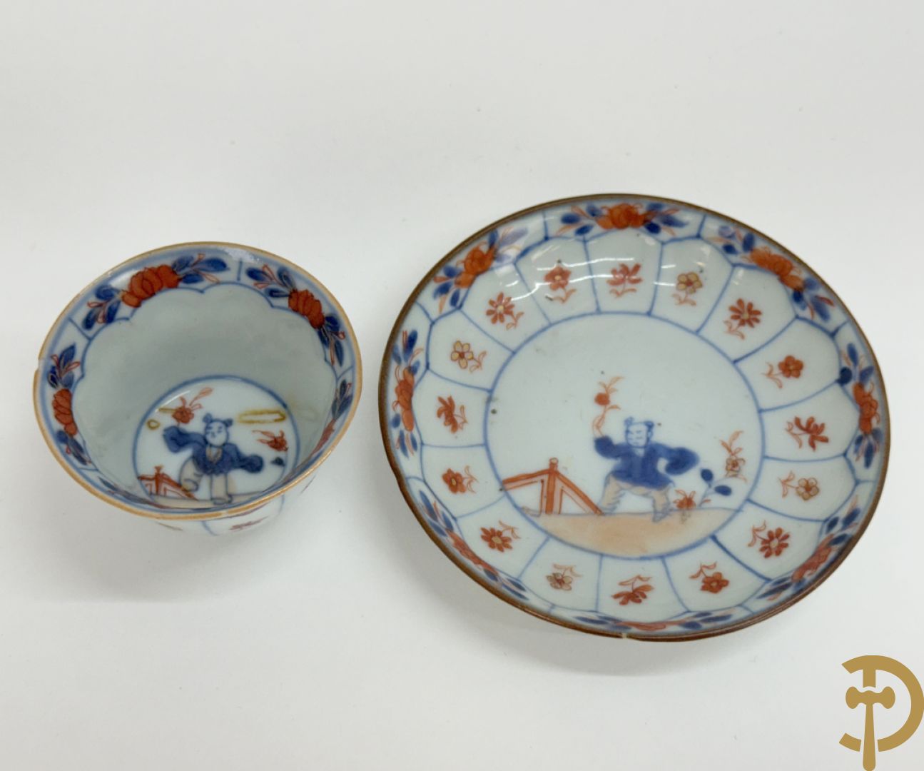 Chinese porseleinen ballustervormige vaas, King Long  + 2 porseleinen bordjes met bloemendecor + 2 bordjes met vazen- en bloemendecor + kopje en schoteltje Imari + dekselpotiche met vogel en bloemendecor