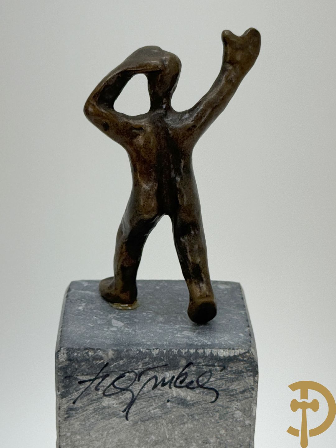 MEAN Fr. getekend (Francis) Paar bronzen sculpturen op arduinen sokkel