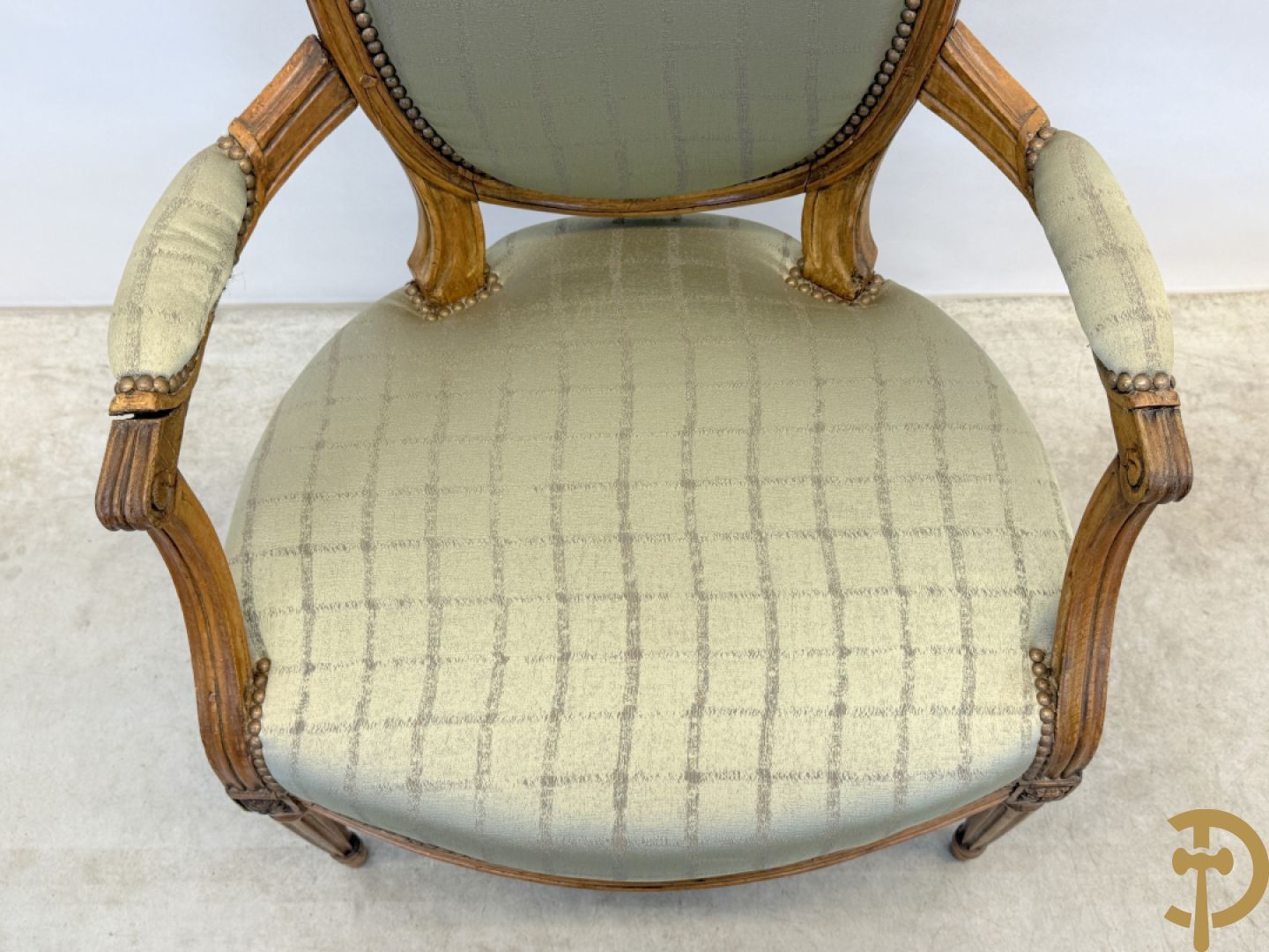 Paar Louis XVI stijl armzetels met ovale medaillon - op gecanneleerde poten