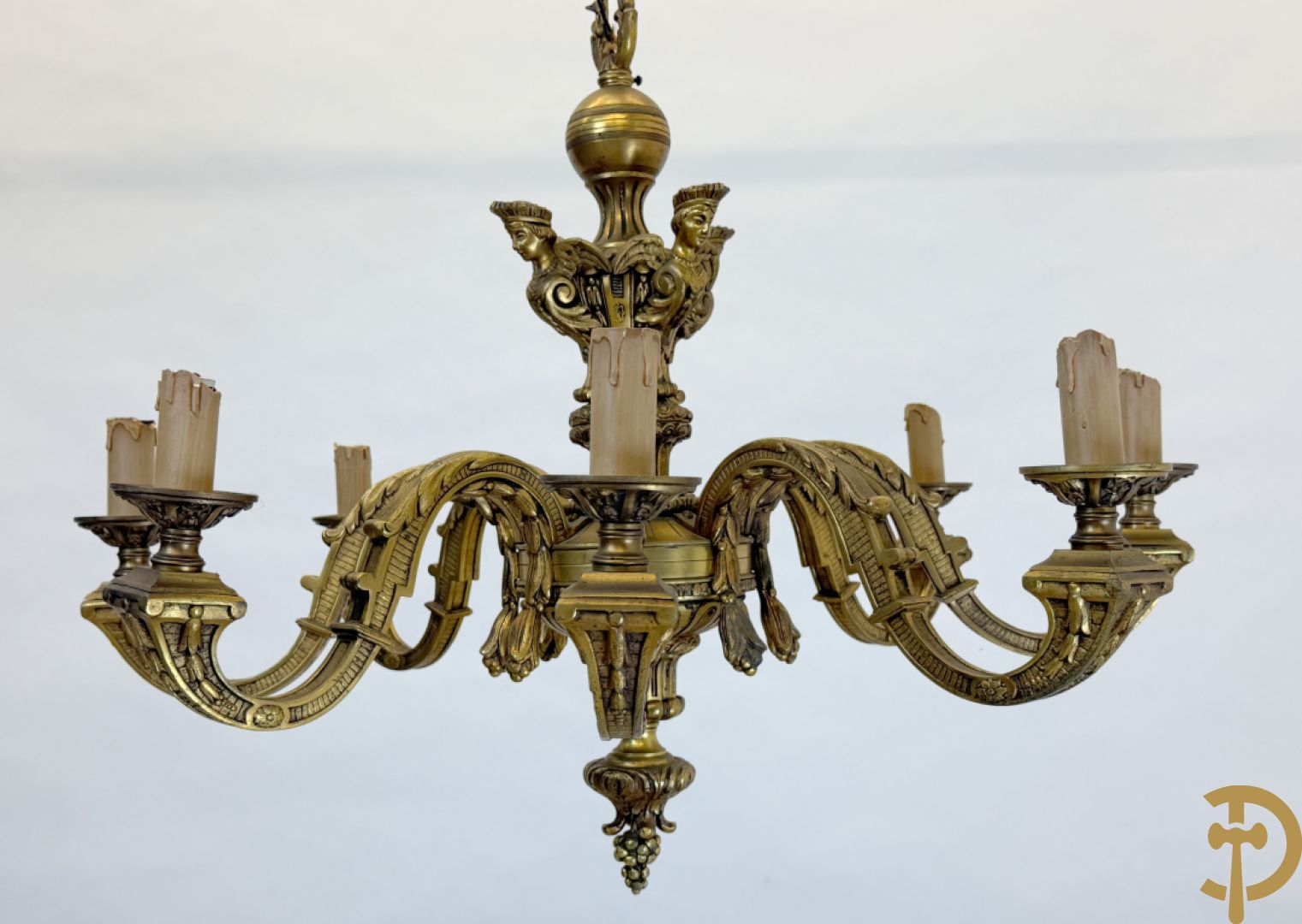 Bronzen achtarmige mazarin luchter met ridderhoofden en accanthusranken