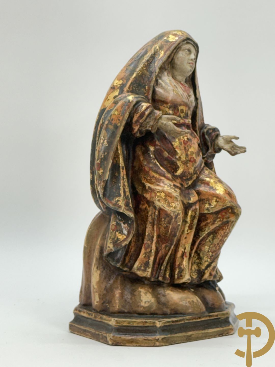 Gepolychromeerde houtsculptuur van zittende dame