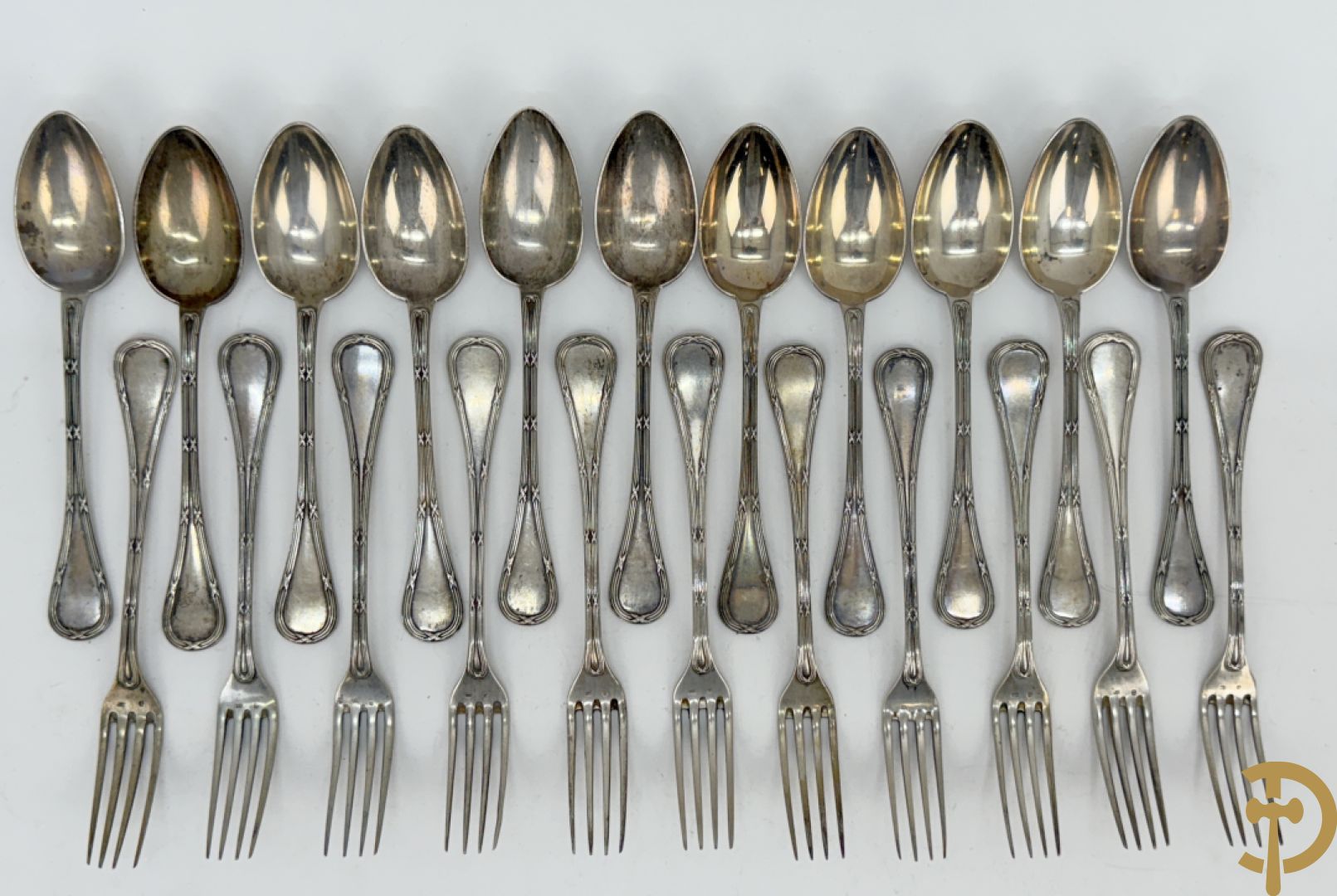 11 massief zilveren kleine lepels en 11 massief zilveren kleine vorken met bandes croisées, Delheid (813 gram) + messen met zilveren heft (na te zien)