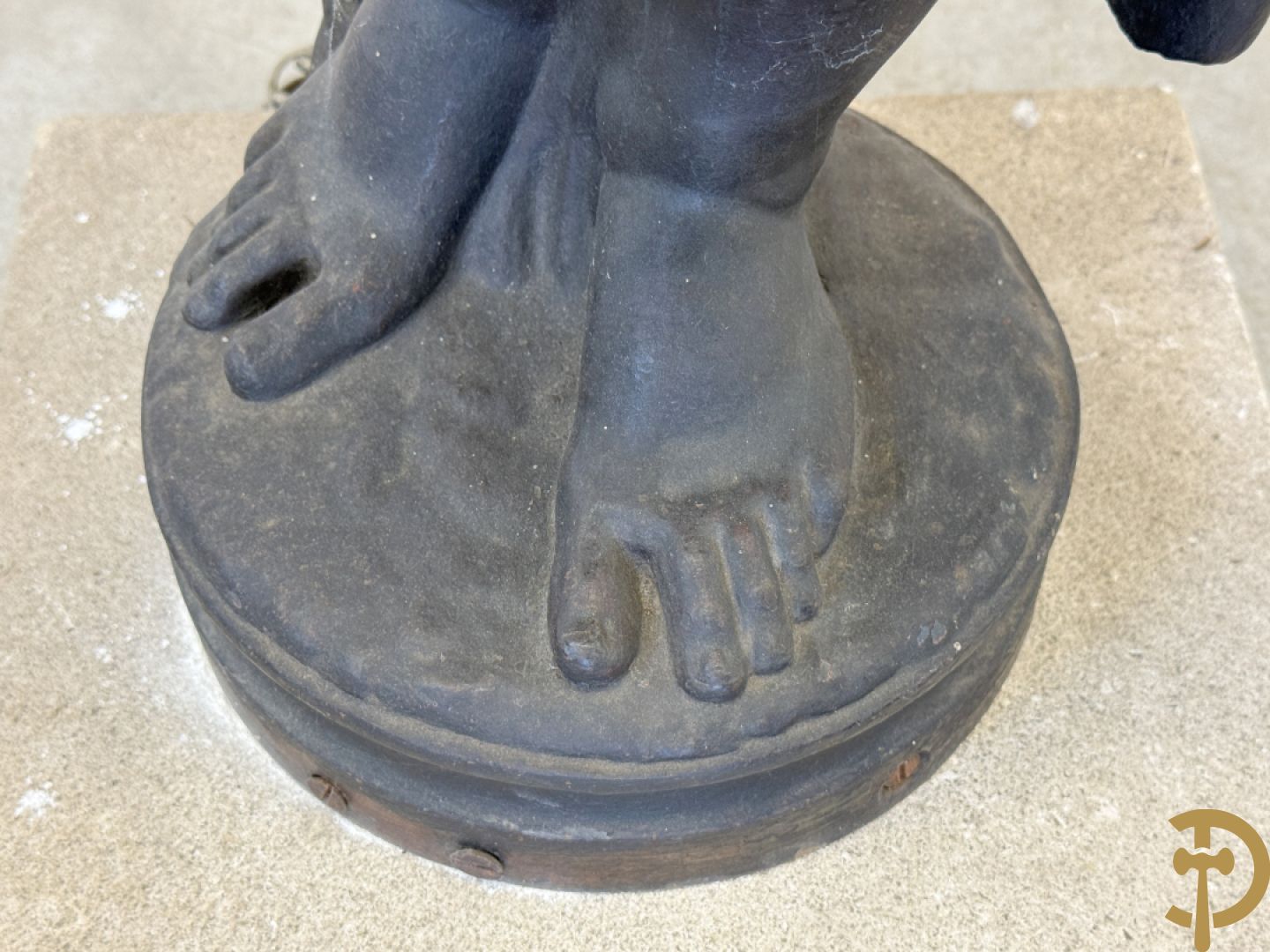 Gietijzeren gepatineerd beeld van cupido dragende een amfoor op het hoofd als lantaarn
