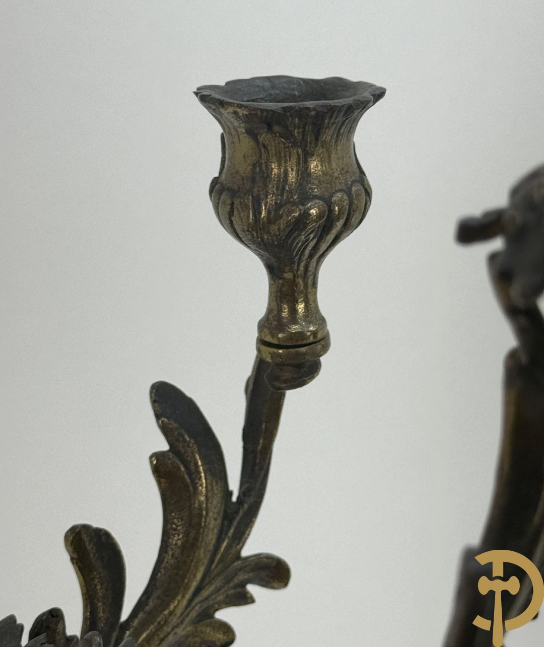 Driedelige koperen garnituur bestaande uit middenstuk bezet met amfoor en paar kandelaars , Louis XV stijl