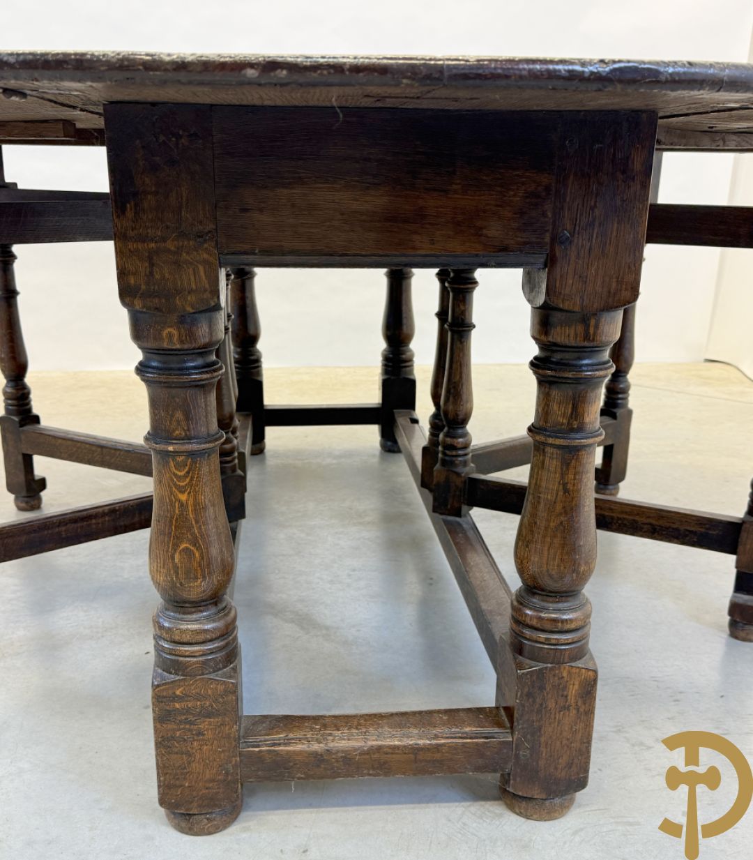 Grote massief eiken openklapbare gatelegg tafel + 6 Engelse eiken stoelen met lederen zitting
