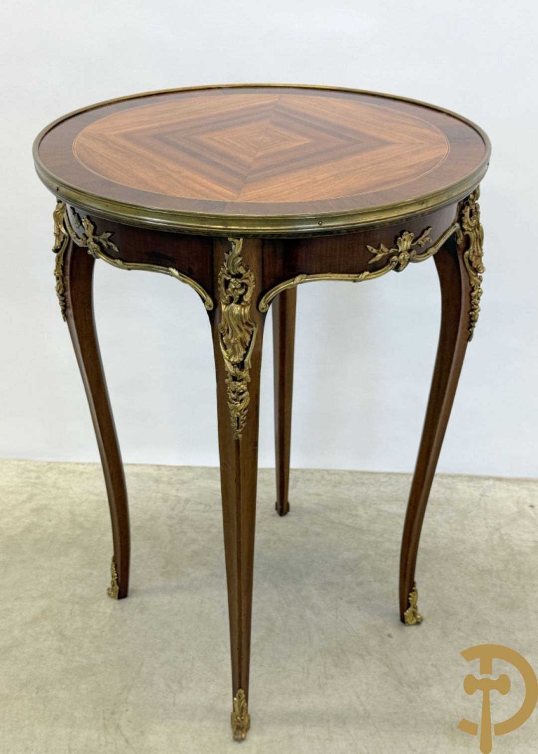 Mahoniehouten ronde bijzettafel met Louis XV bronsbeslag op 4 voluutvormige poten