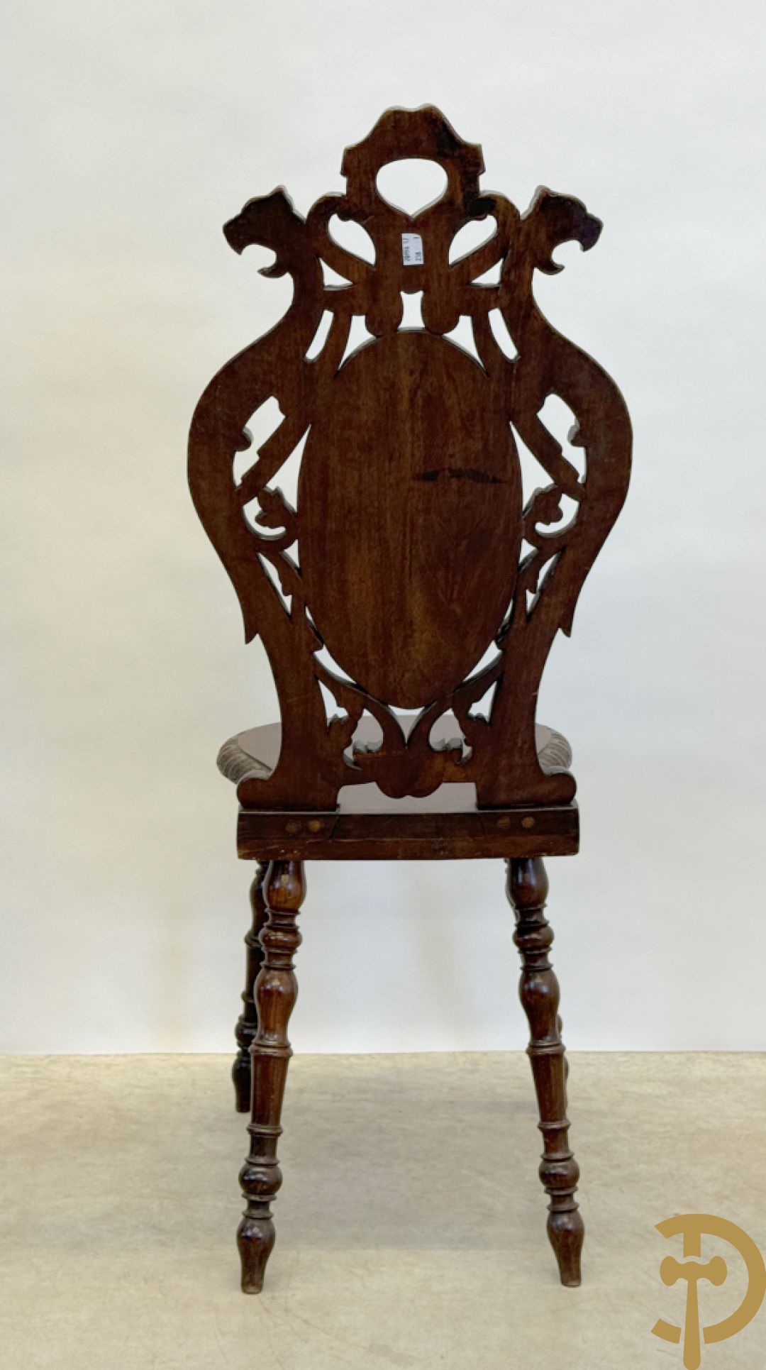 Eiken Neo Renaissance bijzetstoel scabello met decor van Franse lelies en leeuwenkoppen