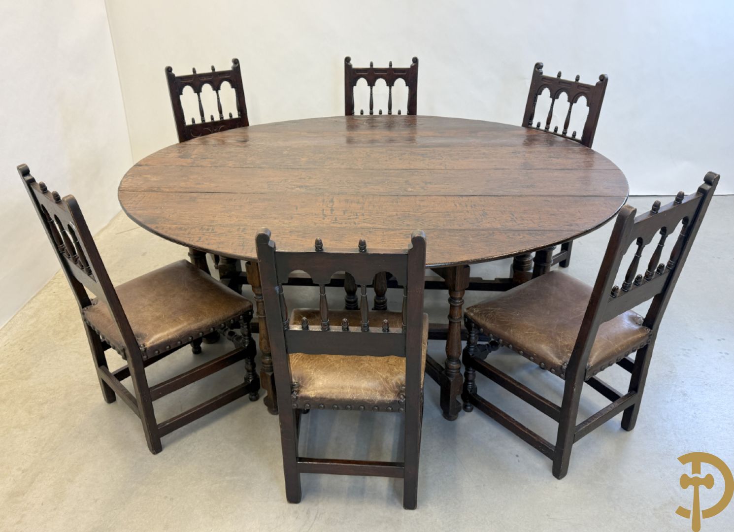 Grote massief eiken openklapbare gatelegg tafel + 6 Engelse eiken stoelen met lederen zitting