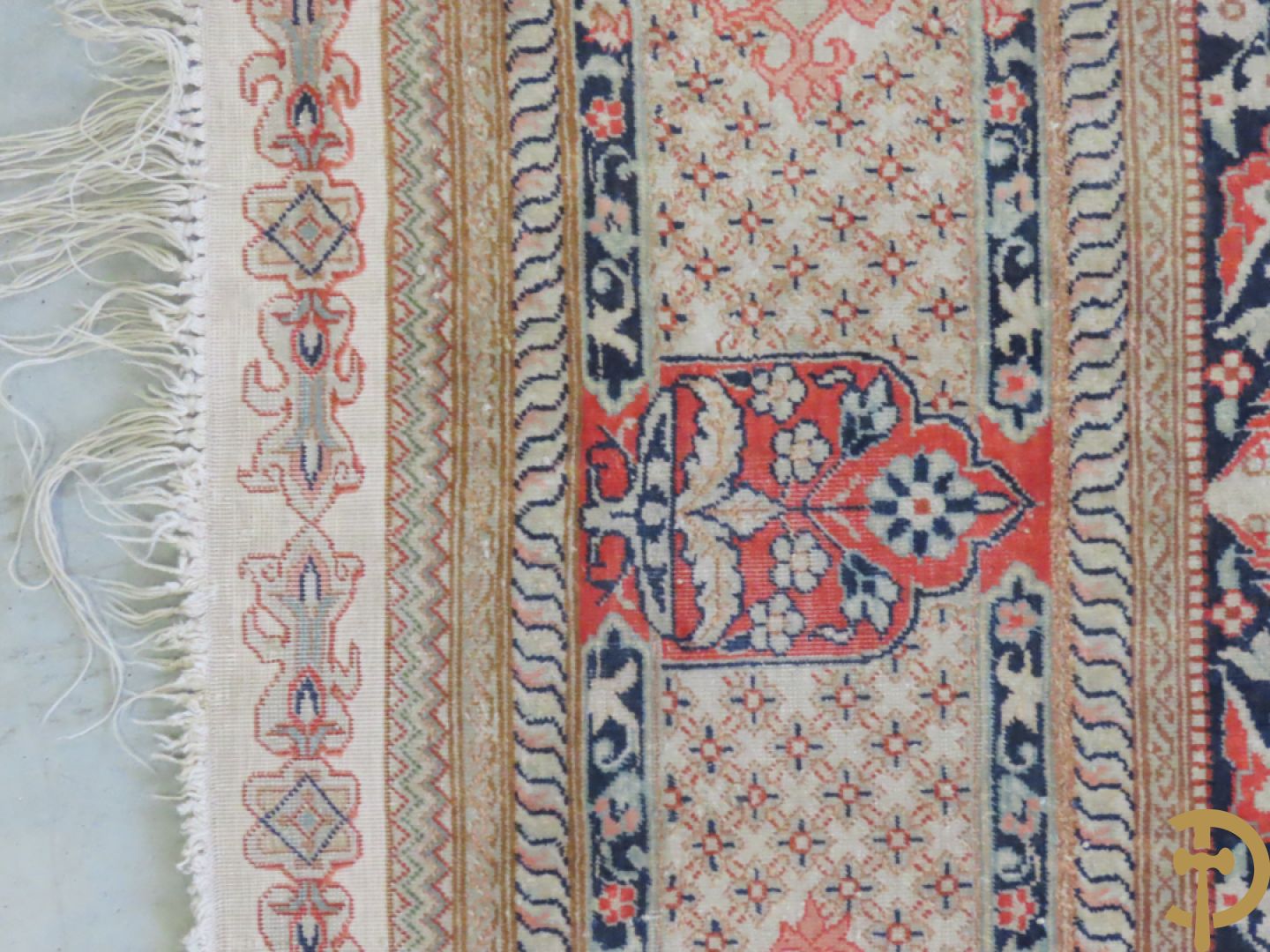 Zijden handgeknoopt tapijt met amfoor en bloemendecor