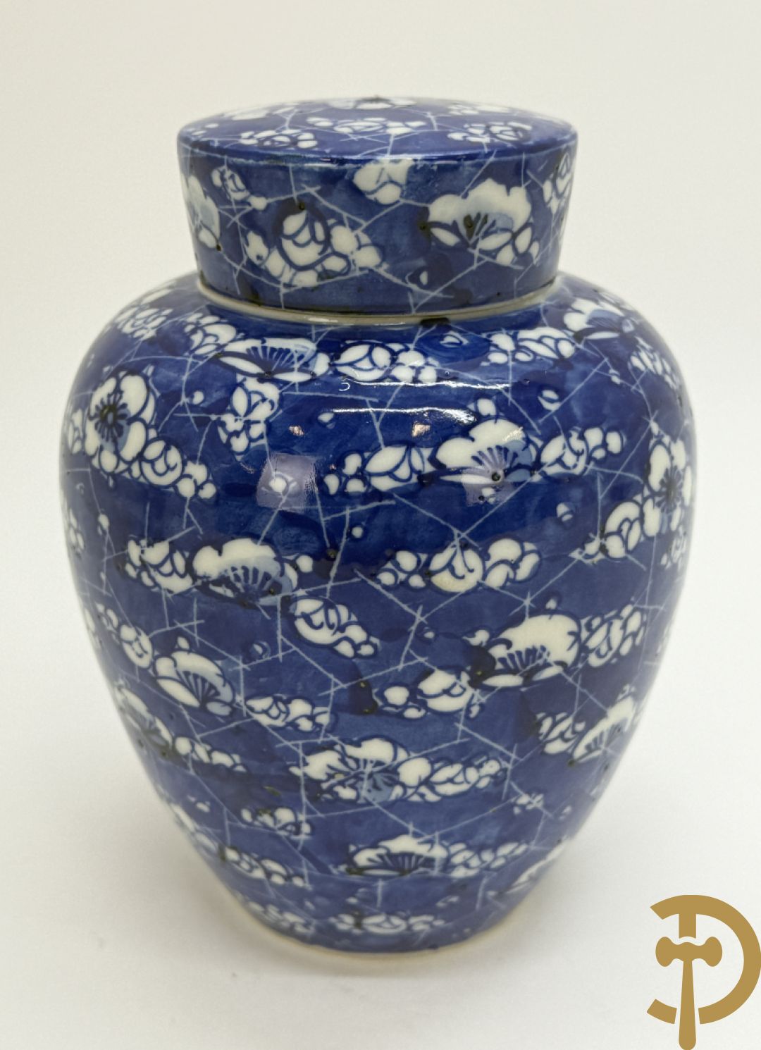 Paar Chinese porseleinen dekselvazen met bloemen- en  hanendecor + Chinese blauw/witte porseleinen gemberpot