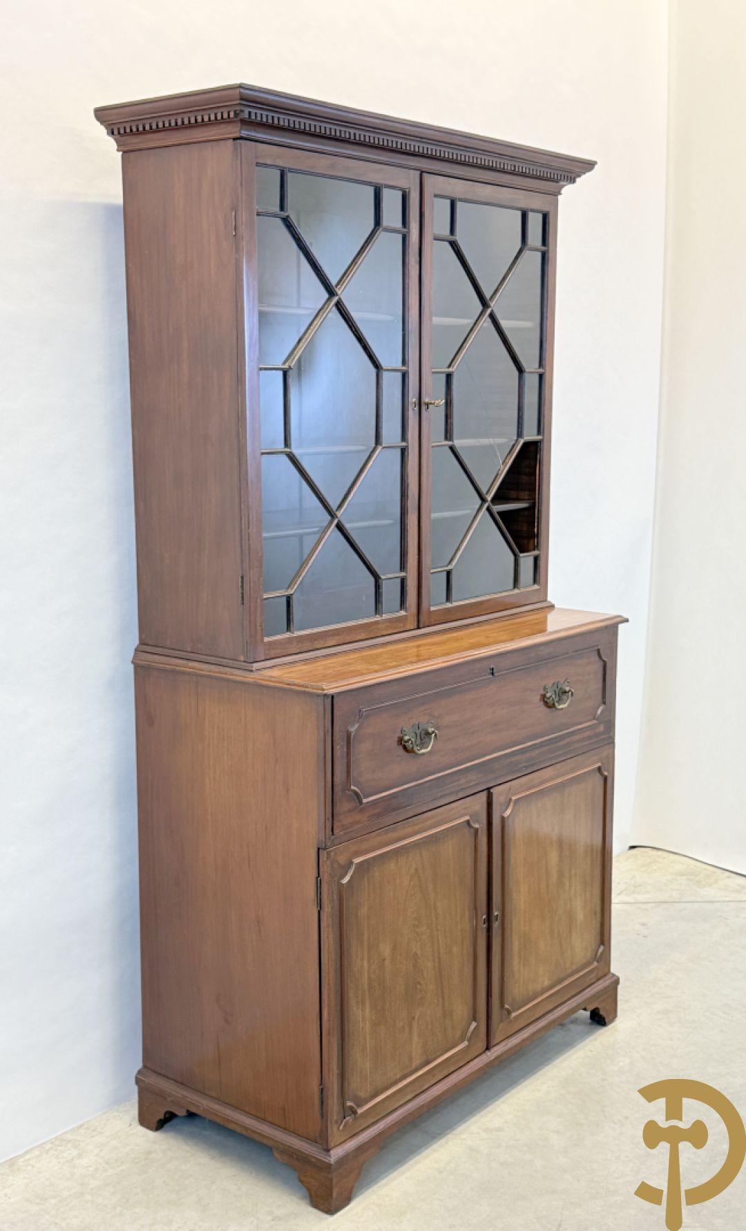 Engelse mahoniehouten secretaire met vitrine bovenaan, 19e