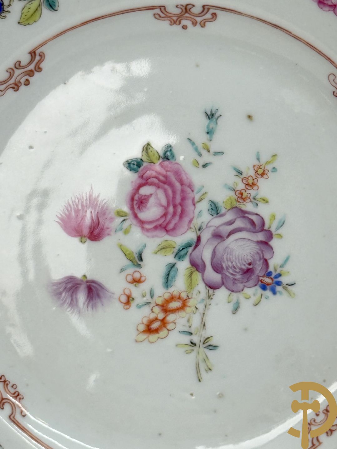 Negen Famille rose bordjes w.o. zes plat gekartelde, 1 diep gekartelde en 2 vlakke met bloementaferelen