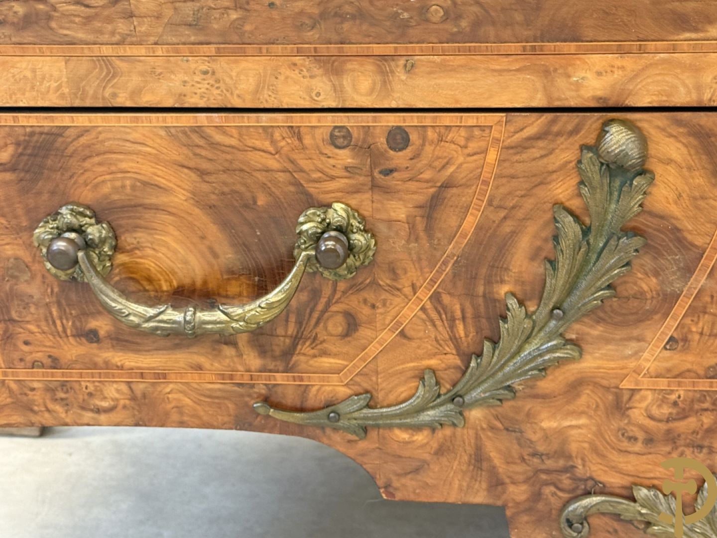 Wortelnotehouten drieladencommode met bronsbeslag van mazarinkoppen en accanthusranken, bovenaan met rood geaderd marmeren blad